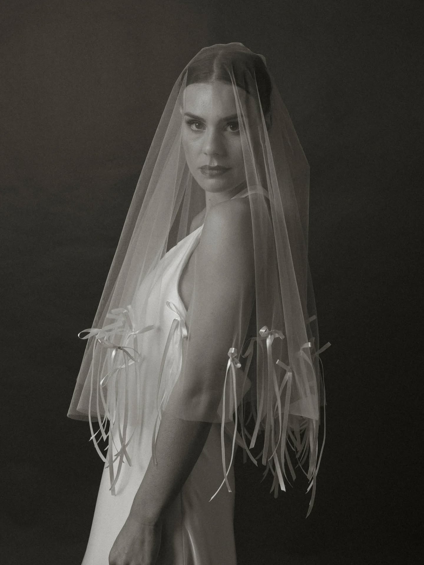 B O W
A veil to make a statement ✨️
Book in to try on all our veils in our studio. Choose something that suits you or design something with me✨️
📷 - @emilyhugophoto
💃- @ellanaome
💄 - @jessicanicole_makeup