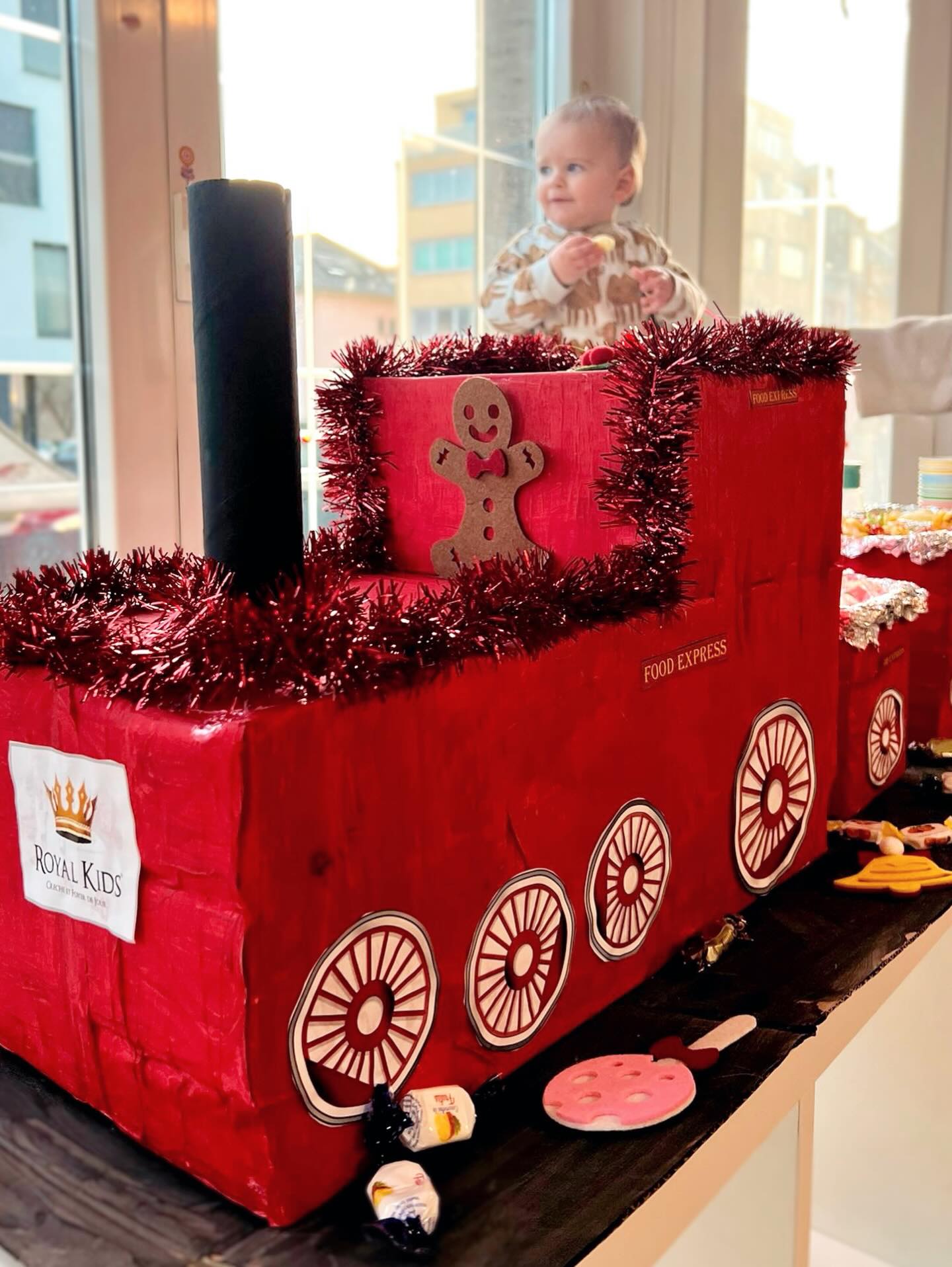 🎄✨ Quelques souvenirs de notre mini-fête de Noël ✨🎄
De jolis moments partagés autour d’activités créatives,
des enfants fiers de préparer eux-mêmes une grande partie du food 🥨,
et un superbe train express réalisé avec des matériaux recyclés 🚂♻️
Pas besoin d’en faire trop : juste de la créativité, du partage et beaucoup de sourires 💛
Joyeux Noël de la part de toute l’équipe Royal Kids, crèche & foyer du jour au Luxembourg ❤️🎅🏽👑
#royal #royalkids #royalkidsluxembourg #luxembourg #creche