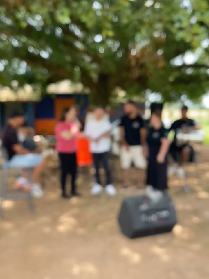 Retrospectiva CT Despertar – Parte 2 | 2025
Transformação social, celebração da vida, parcerias, sustentabilidade e fé.
A recuperação também se constrói no reconhecimento, no cuidado com a cidade, na celebração da vida, nas conexões institucionais, na música, na responsabilidade ambiental e na espiritualidade que sustenta nossos passos. 🌱✨
📸 vídeo – Reconhecimento institucional
Recebemos o reconhecimento da Câmara Municipal de Vereadores de Porto Alegre e do Palácio Legislativo do Estado pelo trabalho de transformação de vidas.
Uma placa de autoria do deputado @elizandrosabino e da vereadora psicóloga @tanisesabino , que nos enche de gratidão e responsabilidade.
🎥 Vídeos 2 – Adoção de espaços públicos
Em 2025, adotamos espaços públicos em São Jerônimo.
“Quem talvez um dia colaborou para depredar, hoje aprende a restaurar, cuidar e transformar espaços — e o próprio coração.”
📸 Foto 3 – Vida em recuperação
Celebramos a vida em recuperação dos nossos graduados.
📸 Video 4 – Visita institucional
O dia em que recebemos a visita do prefeito de São Jerônimo @juliaopcunha , da vereadora de Porto Alegre @tanisesabino e do deputado estadual @elizandrosabino Um encontro que celebra parcerias e reforça o impacto social da CT Despertar.
🎶 Vídeo 5 – @recuperasamba
Cantamos “Despertar pra Vida” com o grupo Recuperasamba.
📸 Foto 6 – Instalamos painéis solares na comunidade.
Parte de um projeto autossustentável que estamos construindo para a CT Despertar.
Cuidado com as pessoas e com o meio ambiente. 🌞🌱
📸 Foto 7 – Lançamento da Pedra Fundamental
O lançamento da Pedra Fundamental da nova Capela e do Espaço Multiuso Despertar para Vida.
📸 Vídeo 8 – Espiritualidade com o padre @pe.darlan.schwaab
No dia do lançamento da Pedra Fundamental, a espiritualidade esteve presente de forma profunda.
A condução do padre Darlan nos tocou e fortaleceu nossa caminhada.
📸 Vídeo 9 – Espiritualidade com o pastor @jocemarpaulodelima
Ao longo do ano, vivemos também momentos especiais de espiritualidade com o pastor Jocemar e a Igreja Encontros da Fé – Arroio dos Ratos.