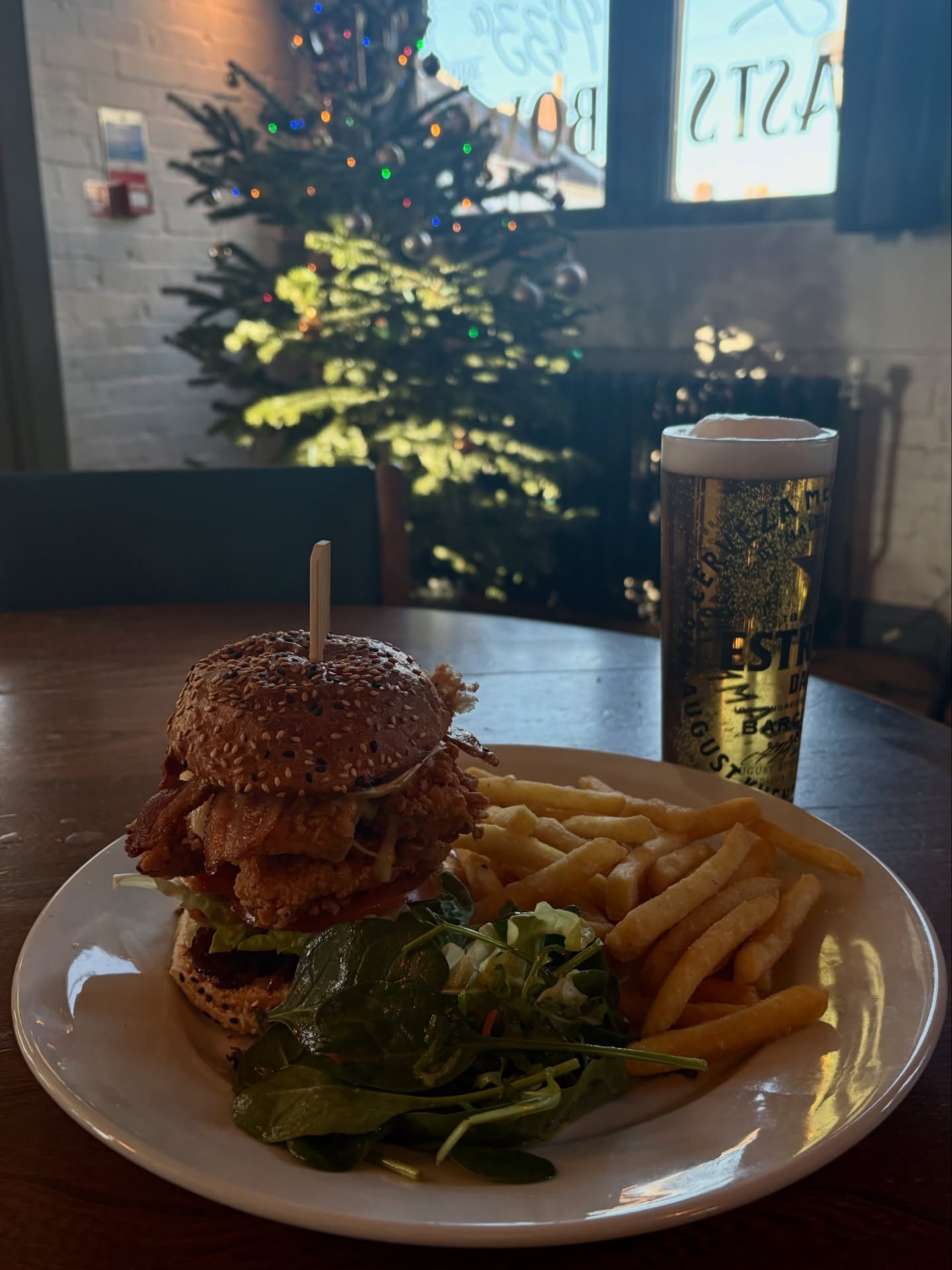 Always switching up the specials board… today we have a Brie, caramelised onion, and bacon Chicken Burger 😮💨
Come and try it before you miss it!