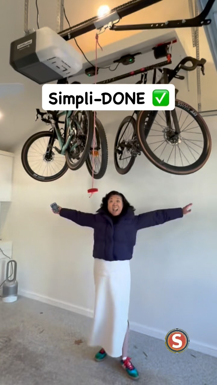 @smarterhomeinc bike lift making this final piece of the pool house makeover COMPLETE! Great way to end the year! 🙌
#simplidone #bikestorage #tuesdaytransformation #garage #organizeyourlife