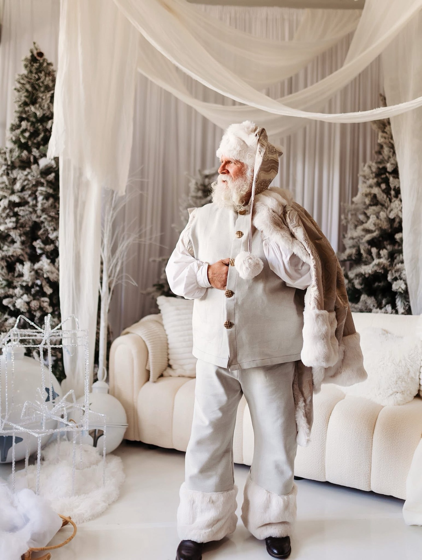 🎄🎅🏼 Even Santa knows this is a good spot. ❄️✨
We couldn’t let Christmas Day pass without sharing this little moment of magic captured by Hannah Birmingham Photography - Santa himself stopping by our Frosted Noël set. Soft whites, snowy trees, and a whole lot of holiday cheer.
This season brought so many families, creatives, giggles, hugs, and memories into our studio, and we are endlessly grateful for every single one of you who chose to make magic here with us. 🤍
Thank you for trusting us with your moments that matter.
Merry Christmas from our studio family to yours. ✨🎄
