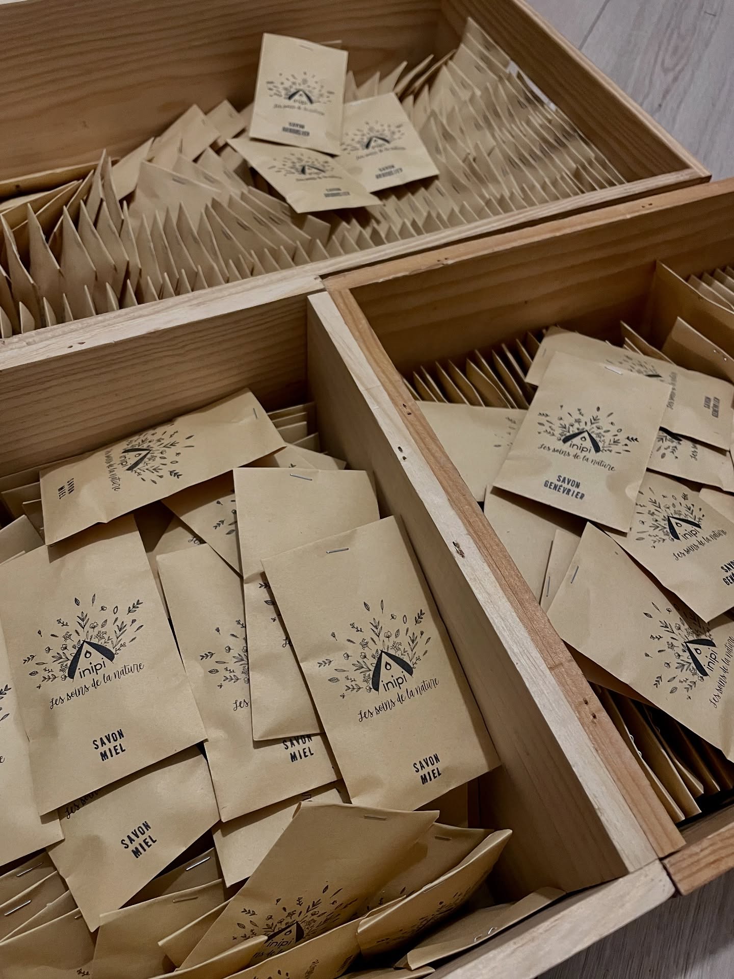 Commande spéciale pour le camping @huttopiaeurope à Vallouise 🌿
450 petits savons invités, fabriqués artisanalement dans notre savonnerie, à partir d’ingrédients biologiques. Plusieurs parfums, pensés pour un accueil simple, naturel et respectueux de l’environnement.
Nous réalisons également des commandes personnalisées pour les hébergements, événements ou cadeaux d’accueil. 🍃
👉 Informations et devis sur simple demande.
#savon #savonnaturel #savoninvité #cadeauinvite #soinnaturel #savonbio #cosmetiquenaturelle
#savonnerieinipi #savonartisanal #beautebio #inipi #cosmetiquebio #soindelanature #provence #alpes #ubaye #ubayevalley