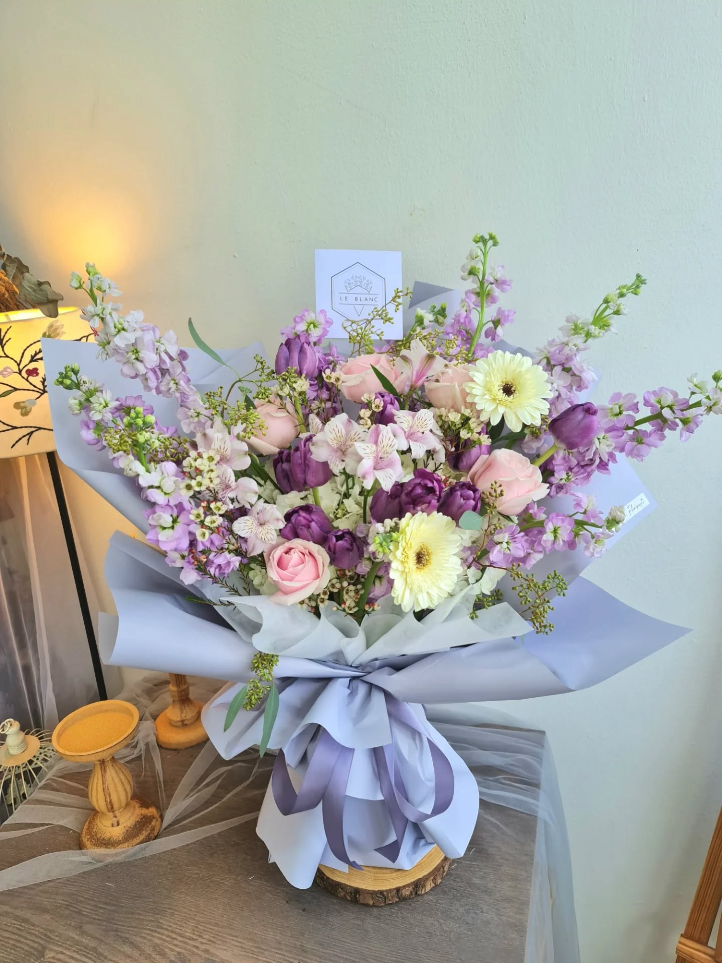 Custom-made, large-size bouquet designed around her favourite purple tulips 💜
Blended beautifully with lilac and pink hues for a graceful, luxurious finish.
Details matter, and flowers speak when words are not enough ✨
