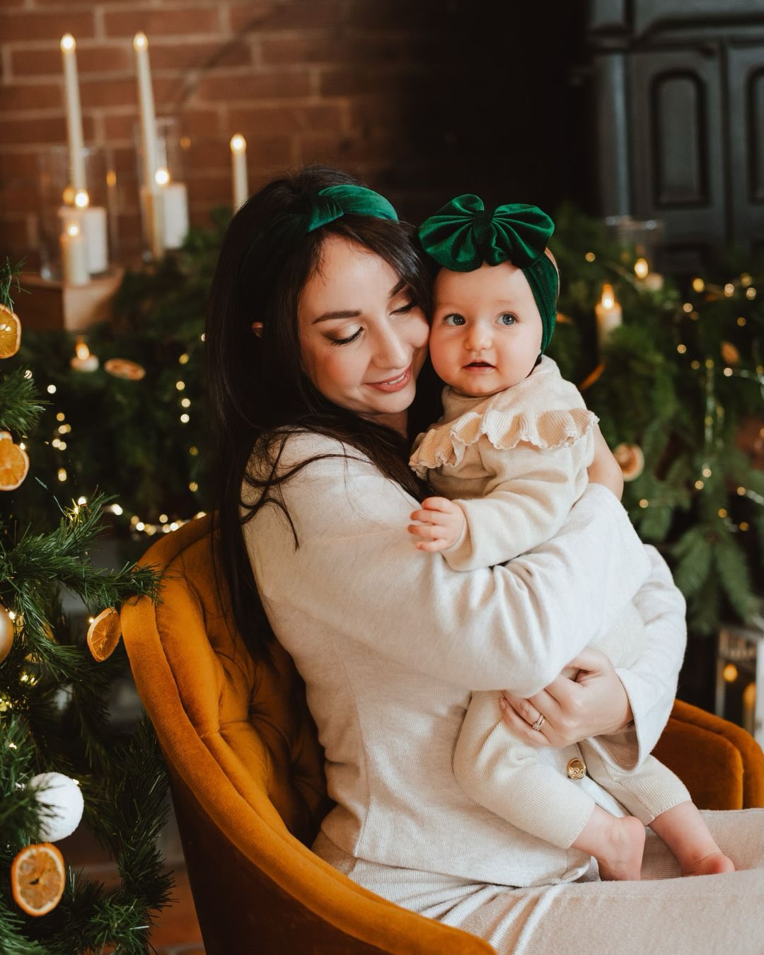 J’espère que vos fêtes ont été magiques 🎄✨
Enfin quelques clichés du premier Noël de la petite Violette 💜La magie opère déjà au @chateausaintmarcel avec l’incroyable décor floral : @la_maisonauxgrands_chenes
lors des mini sessions du Noël au château ❤️
#PremierNoël #MagieDeNoël #SouvenirsEnFamille #MiniSéancePhoto #photographemontauban