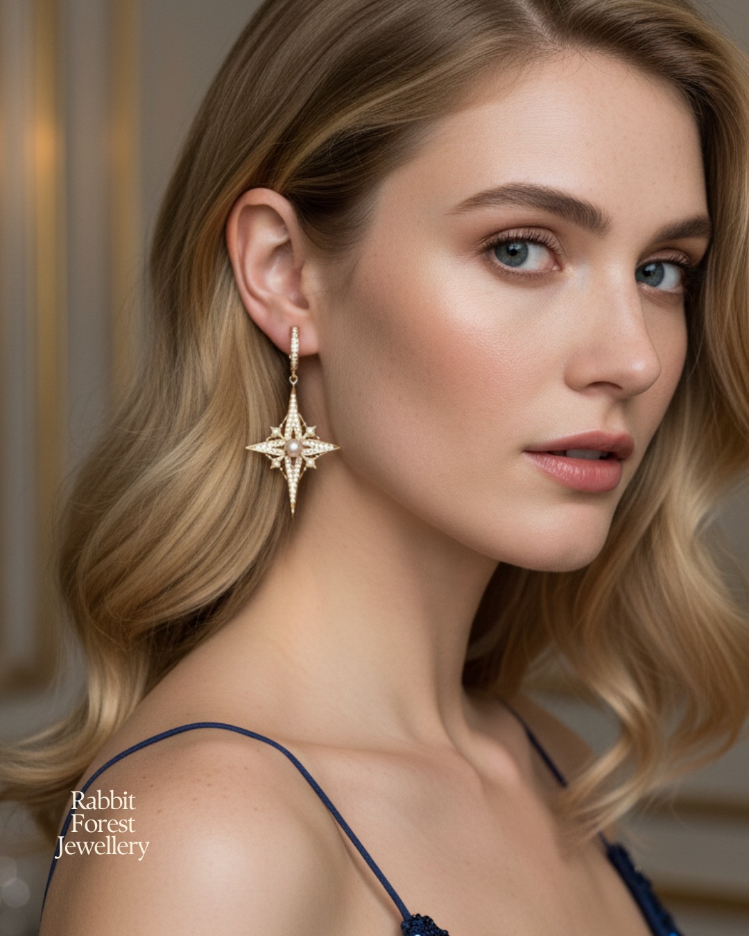 One pearl piece. No overthinking.
Minimal dressing works best with one clear anchor.
Black top, simple hair. Then choose one pearl studs or a pearl necklace. Let it breathe.
#MinimalStyle #CapsuleWardrobe #PearlStuds #PearlPendant #PearlJewellery #QuietLuxury #LondonJewellery #GoldVermeil #WinterStyle #LessButBetter