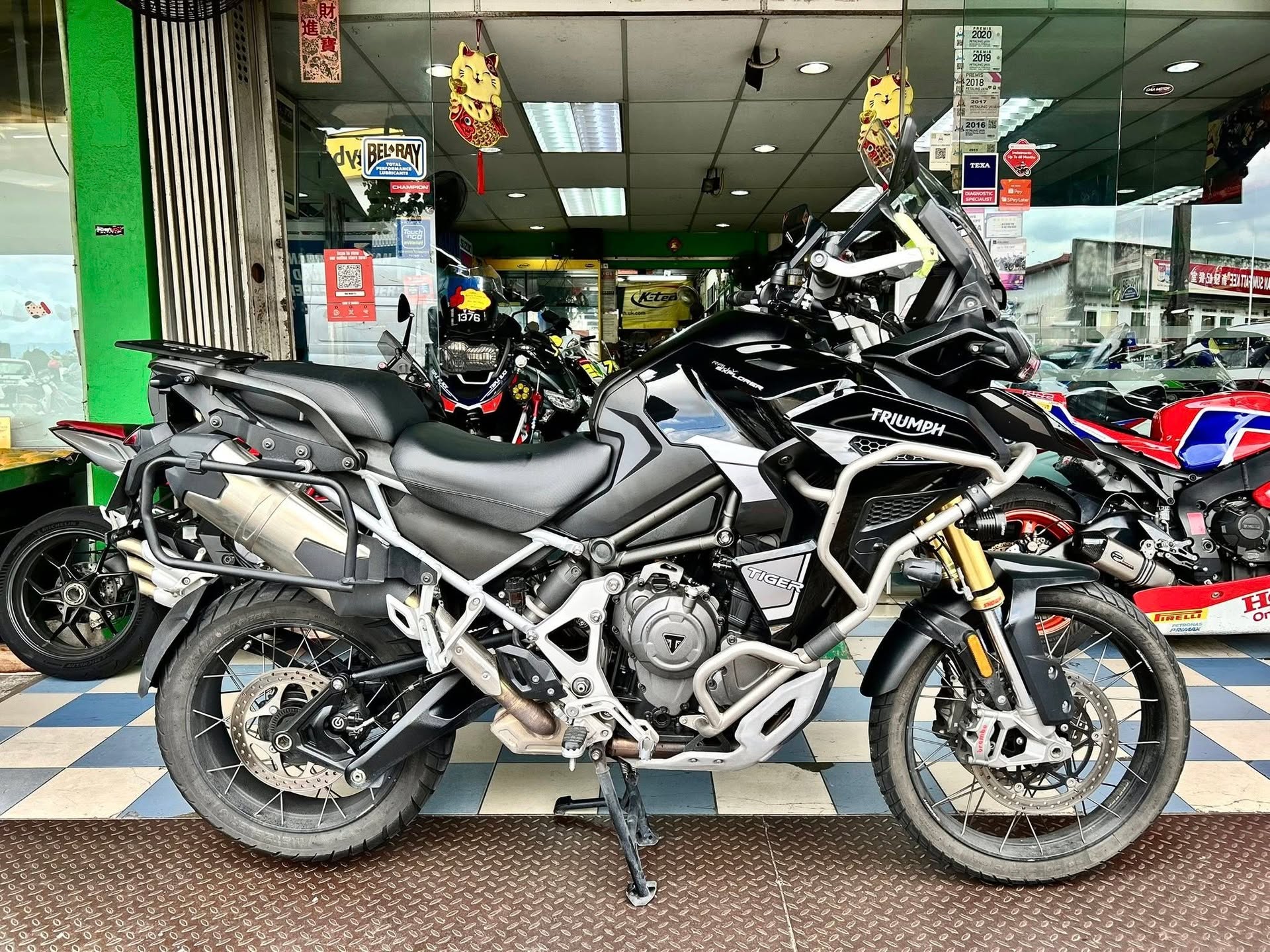 HOT TRADE IN !!! 2022/23 TRIUMPH TIGER 1200 RALLY EXPLORER BLACK EDITION !! MINT CONDITION!!READY STOCK !!THE ULTIMATE LARGE CAPACITY ADVENTURES MOTORCYCLE WITH WORLD BEATING COMFORT AND OFF ROAD CAPABILITY !!! TRIUMPH QUALITY!!
BRAND: TRIUMPH
MODEL: TIGER 1200 RALLY EXPLORER
YEAR: 2022
REGISTERED: 2023
MILEAGE: 17,800 KM
PRICE : RM 87,999 (NEGO)
***KEY FEATURES***
BREMBO BRAKES SYSTEMS
SEMI ACTIVE SUSPENSION
MULTIPLE RIDING MORE
ENGINE GUARDS
FOG LAMPS
30L FUEL TANKS
BLIND SPOT RADAR
IMU ECU SAFETY ELECTRONICS
OFF ROAD MODE
T-PLANE TRIPLE ENGINE (148BHP)
ORIGINAL CONDITION
SERVICE DONE
***(EXTRA)***
TOP BOX (ALUMINIUM)
✔️CREDIT FINANCE LOAN ✅
CREDIT CARD 0 % INTEREST ✅
✔️DEPOSIT MIN 9900
✔️UP TO 7 TAHUN ( YEAR) LOAN
AT LOWEST INTEREST RATE %
✔️FREE ONLINE APPLICATION ✅
*******T&C APPLY ****
LOAN APPLICATION
INDIVIDUAL ✔️
1) IC
2) 3 MONTHS LASTEST PAYSLIPS
3) KWSP/ EPF
SELF EMPLOYED ✔️
1) SSM
2) 6 MONTHS LASTEST COMPANY STATEMENT
3) IC
AVAILABLE 👍✔️
MAYBANK CREDIT CARD OR OTHERS BANK CARD FACILITY
0% CREDIT CARD MONTHLY INSTALLMENT ✅
CALL OR WHATSAPP FOR FULL DETAILS 👌👌
SPECIAL GIFT 🎉🎉🎉
HELMET FULL FACE
JACKET
GLOVES
SUSPENSION CUSTOM ADJUSTMENT
2X FOC LABOUR SERVICE
***********************************
Contact us before its too late ✅
CHIA MOTOR SDN BHD
WhatsApp - 0173322302✅
Email - chiamotorracing@yahoo.com
Tel: 03-78765497☎️
Address: No. 17, Jln 21/17, S.E.A Park 46300 Petaling Jaya, Selangor.
Facebook :- chia motor sdn bhd
Office hour: Monday - Saturday 9:00am - 6.00pm
Sunday - Closed
CHIA MOTOR SDN BHD is a company that runs High Power Motor deal since 1967.
WE PROVIDE MOTORCYCLES SERVICES SUCH AS
BUYING/SELLING / TRADE-IN / SERVICE & REPAIR / TOWING BREAKDOWN / ACCIDENT CLAIM / RIDING GEAR & ACCESSORIES ✅🔧🤝
Why buy from us?
Chia Motor being Operating Motorcycles dealers Since 1967 and Authorised dealers such as Kawasaki , Suzuki , BREMBO, Alpinestars RACING, KTECH suspensions , BS BATTERY ,Modenas.
Own In -House Racing Team for more than 40 years. Overall National Champion and Multiple Winner Malaysian Superbike Championships.
From Riding EXPERIENCE to Technical ADVISE… WE HERE TO CARE 🤝