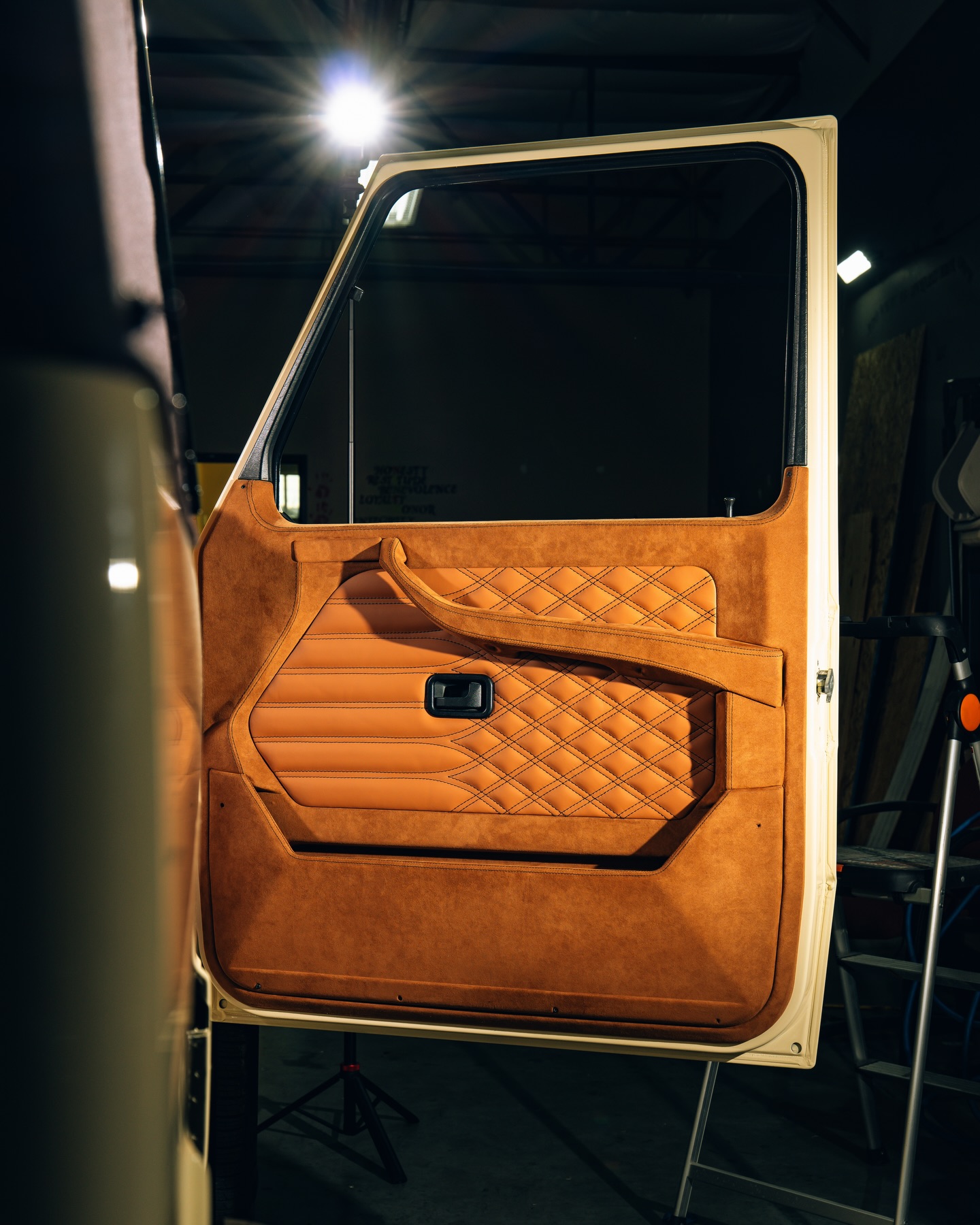 2 door with a tailgate, every panel has intention, every stitch executed flawlessly.
More from our Gwagon project
📸 @teddy_bomber
@leatmespecial
#gwagen #mercedesg #mbz #lasvegaslocal #thehogring