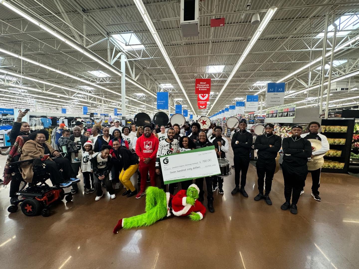 Another donation to the @jonesboro_mmc toward their trip to London 🇬🇧 to participate in the London New Year's Day Parade 2026! The band departed Hartsfield International Airport today!
.
We are always excited and grateful to have this great group of young musicians apart of our annual G5 Holiday Give Back!
G5 in the community!
.
Cc: @theatlgrinch
📸 @armaniharvey_