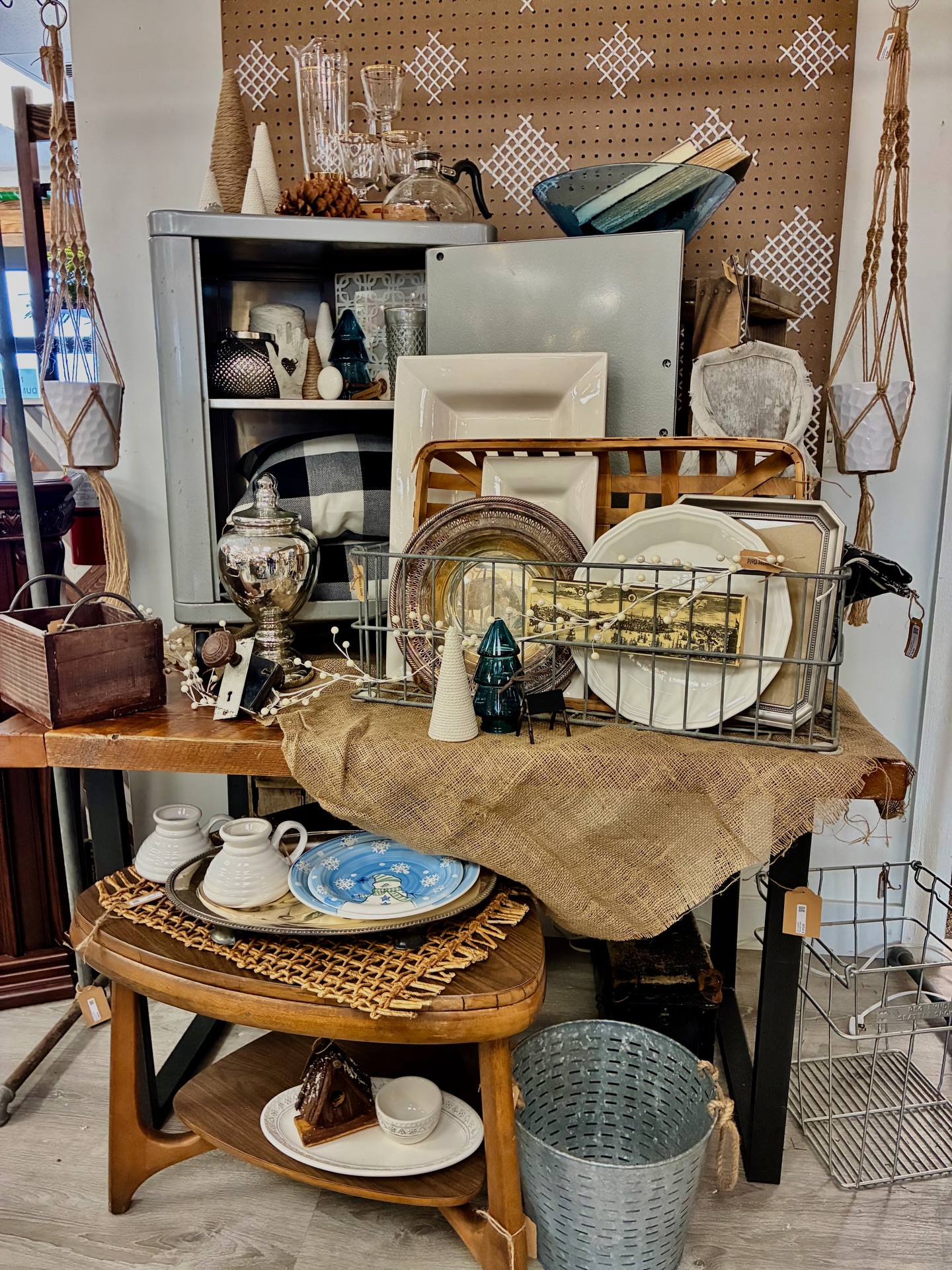 Okay but can we talk about Frannie’s Gold for a second… because this New Year refresh is ✨everything✨
Frannie gave her space a full reset and it is absolutely stunning. The layers, the textures, the warm neutrals, the vintage gold tones — it’s one of those spots you walk past and immediately slow down because there’s so much goodness tucked into every corner.
I love how she mixes timeless pieces with cozy, thoughtful details. Trays stacked just right, glassware that feels special but still usable, and those little touches that make you start picturing it styled in your own home. Elevated, warm, and inviting — my favorite combo 🤍
This is exactly why I get so excited when our artists refresh their spaces. New energy, fresh inspiration, and that “I didn’t know I needed this but now I absolutely do” feeling.
If you haven’t wandered through Frannie’s Gold lately, let this be your sign ✨ She poured so much care into this space and it truly shows.
#TheBohemianSpokane #FranniesGold #ShopLocalSpokane #SpokaneSmallBusiness
#VintageInspired