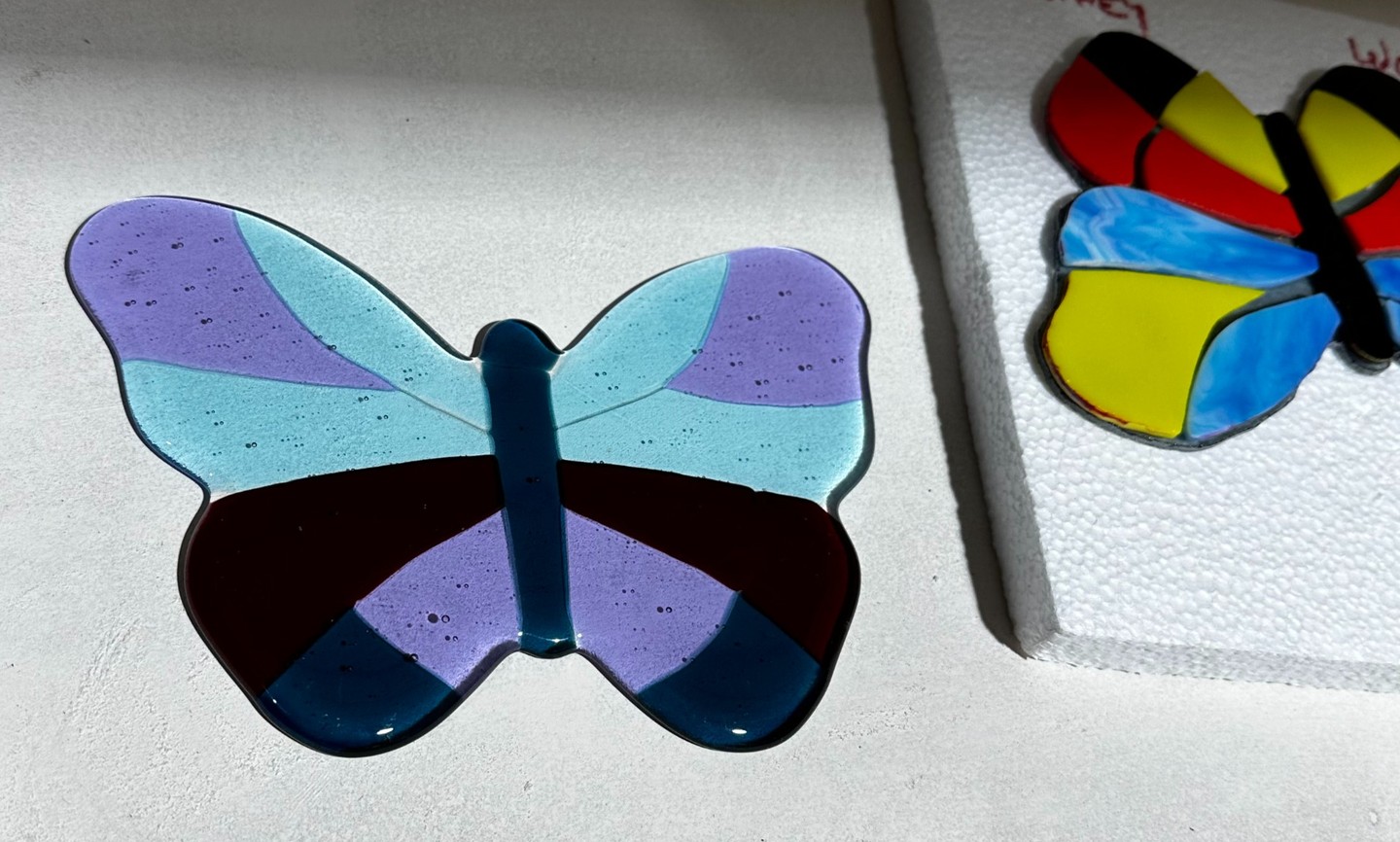 Join our Intro to Kiln Working Winter Session and unleash your inner artist! š No experience needed, just bring your enthusiasm! All materials included. DM us or visit our website to register. Link in Bio. #KilnWorking #GlassArt #Makers #WinterClasses