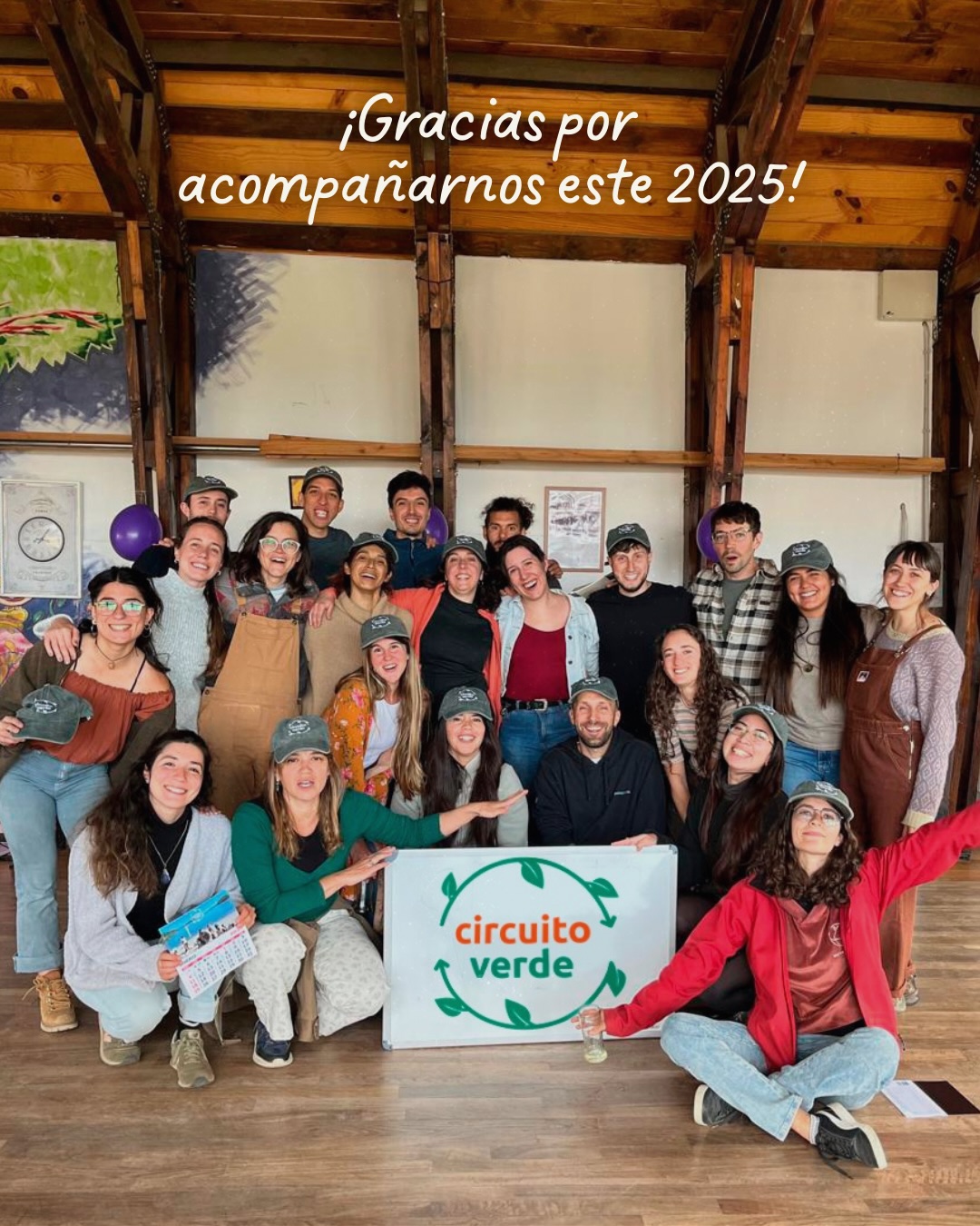 ¡ GRACIAS 2025 ! Este año hemos vivido un sinfín de cosas hermosas en Circuito Verde.
📚Fuimos a escuelas y ensayamos el aprendizaje basado en proyecto. También plantamos nativas en patios escolares!
🌱Restauramos en la Reserva de Loma del Medio en Bolsón: plantamos nativas, sacamos exóticas y monitoreamos nuestras plantaciones desde el 2023. También tuvimos algunas jornadas de restauración en áreas del PN Nahuel Huapi.
🌳Seguimos con nuestras tardes de voluntariado abiertas a la comunidad en @la_usina_de_nativas junto al @parquenacionalnahuelhuapi. En octubre cumplimos 2 años de estas jornadas y seguimos!
🌻Continuamos con las tareas de la huerta, instalamos el riego automático, hicimos compost, bancales, plantamos nativas y acondicionamos cada vez más el espacio de nuestra huerta escuela
🌽 Volvimos a dar por segunda vez nuestro curso de huerta abierto a la comunidad
🌎También, tuvimos nuestra asamblea anual y cambio de autoridades
🤓 Fuimos a 2 congresos científicos, sobre restauración y agroecología, a presentar nuestros proyectos y seguir aprendiendo sobre cómo hacer mejor las cosas @iv_enrea @congreso.agroecologia.jujuy
🎉Y ganamos 2 fondos internacionales para continuar con las acciones que hacemos junto con el trabajo y energía que ponemos los 50 voluntarios que formamos parte de Circuito Verde. ¡Gracias @patagonia @raciargentina @ausemb_ar y al Green for Growth Fund (GGF)!
♥️ Para cerrar este año lleno de aprendizajes, nos reunimos para celebrar y agradecer
¡ Por un 2026 con más comunidad, conciencia y restauración !