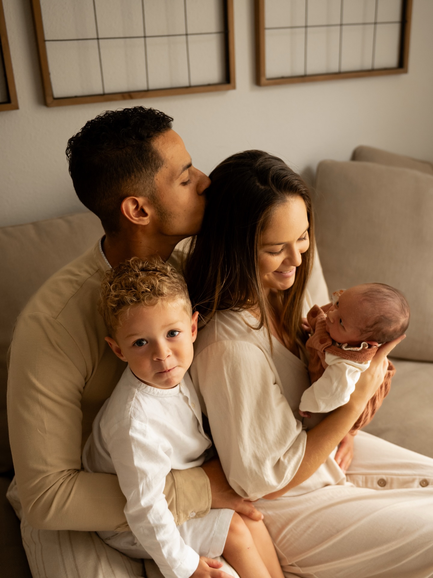 Une séance naissance qui a profondément changée ma vision pour 2026 ✨
Depuis 2020, je réalisais des séances naissance « posing » et en 2022 je rencontrais cette famille.
La première fois que je découpais vraiment en deux la partie famille & la partie bébé.
Au final, fin 2025, je remets en question ma façon de fonctionner et je retrouve cette séance.
LA RÉVÉLATION : C’EST ÇA 🤩
Pas les couleurs neutres, pas le posing.
Mais la connexion que l’on voit entre ces 4. Cette joie d’accueillir une petite sœur, cet amour déjà inconditionnel, ces regards … etc
En 2026, l’arrivée de votre bébé sera surtout un hymne à l’amour & à la nouvelle vie, tous ensemble ❤️🔥
__________
Vous pouvez d’hors & déjà prendre vos créneaux si vous le souhaitez en m’envoyant un joli DM ou directement via le lien dans ma bio 💌
