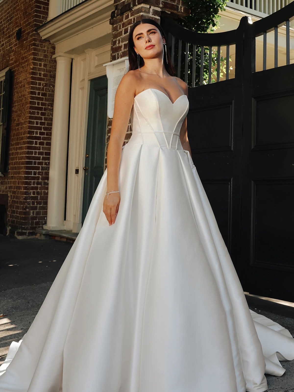 🥂 Hello 2026 Brides
Starting the year strong with new arrivals hitting the floor ✨
If you’re newly engaged or ready to say yes without the wait, this is your sign!
Off-the-rack, ready to take home, and priced to love 🤍
