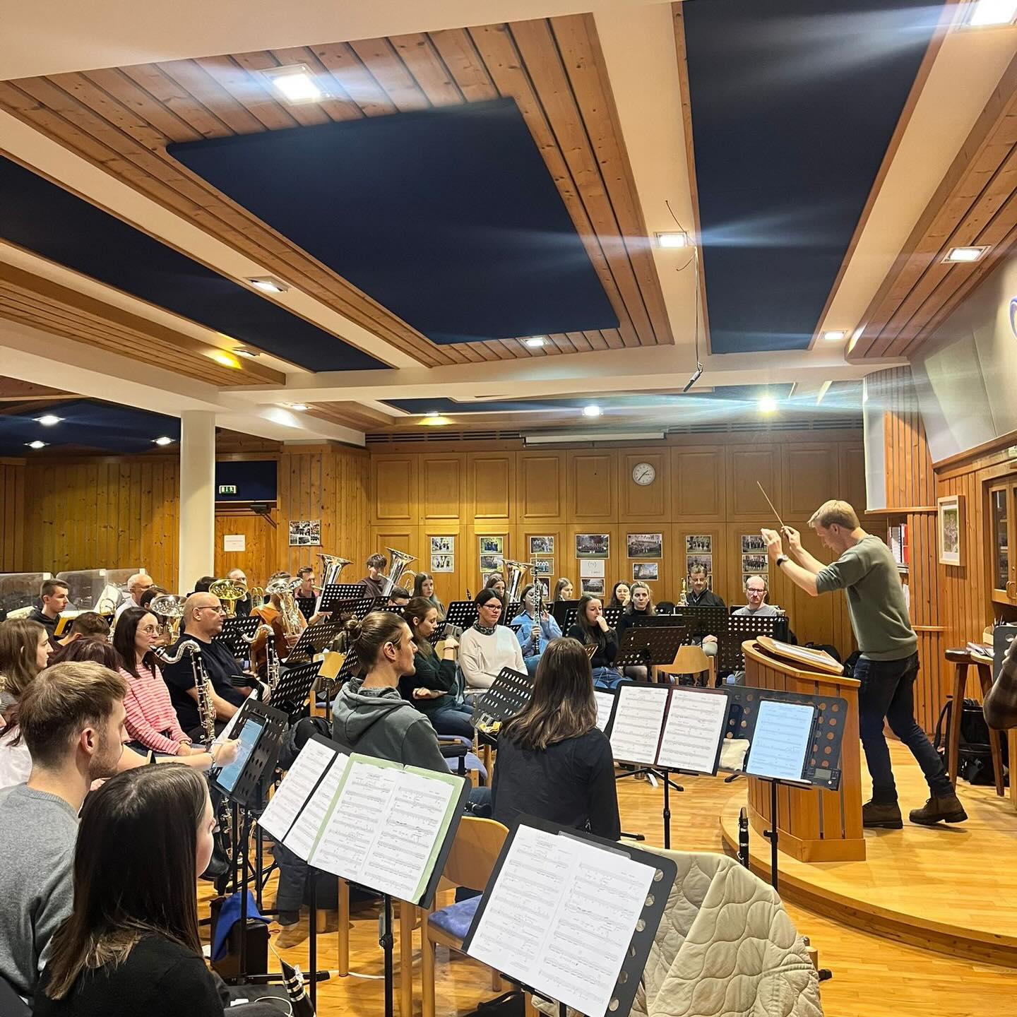 Feinschliff fürs neue Jahr! 😉🎼
Wir beenden 2025 mit einem Probenwochenende für unser Neujahrskonzert am kommenden Samstag und freuen uns auf ein musikalisches neues Jahr 2026!! 🪈🎺🍀✨🎶
#feinschliff #jahrewechsel #neujahrskonzert #danke2025 #probenwochenende