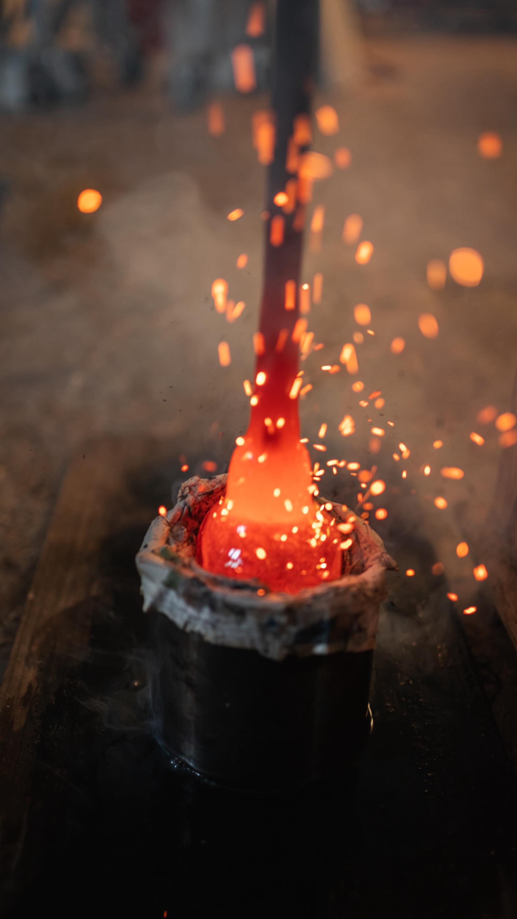 Danke 2025.
Dieses Jahr war geprägt von Fokus, Handwerk und vielen Begegnungen.
Im GLASS MAKER SPACE wurde geplant, ausprobiert, verworfen und neu gedacht – in der Werkstatt, in Workshops, unterwegs und im Austausch mit euch.
Glas wurde erhitzt, geformt und verfeinert.
Bei über 1200 °C entstanden Objekte, Serien und Einzelstücke – präzise, aufmerksam und mit Zeit.
Danke an alle, die diesen Ort besucht, genutzt, unterstützt und mit Leben gefüllt haben.
Wir gehen weiter – neugierig, offen und mit Freude am Machen.
Auf alles, was noch Form annimmt.
Danke für euer Vertrauen.
Danke 2025.
#glassmakerspace #glasdesign #handwerk #zeitgenoessischesdesign kunsthandwerk mundgeblasenesglas kreativcommunity workshops auftragsarbeiten designundkunst glasliebe creativeexchange
