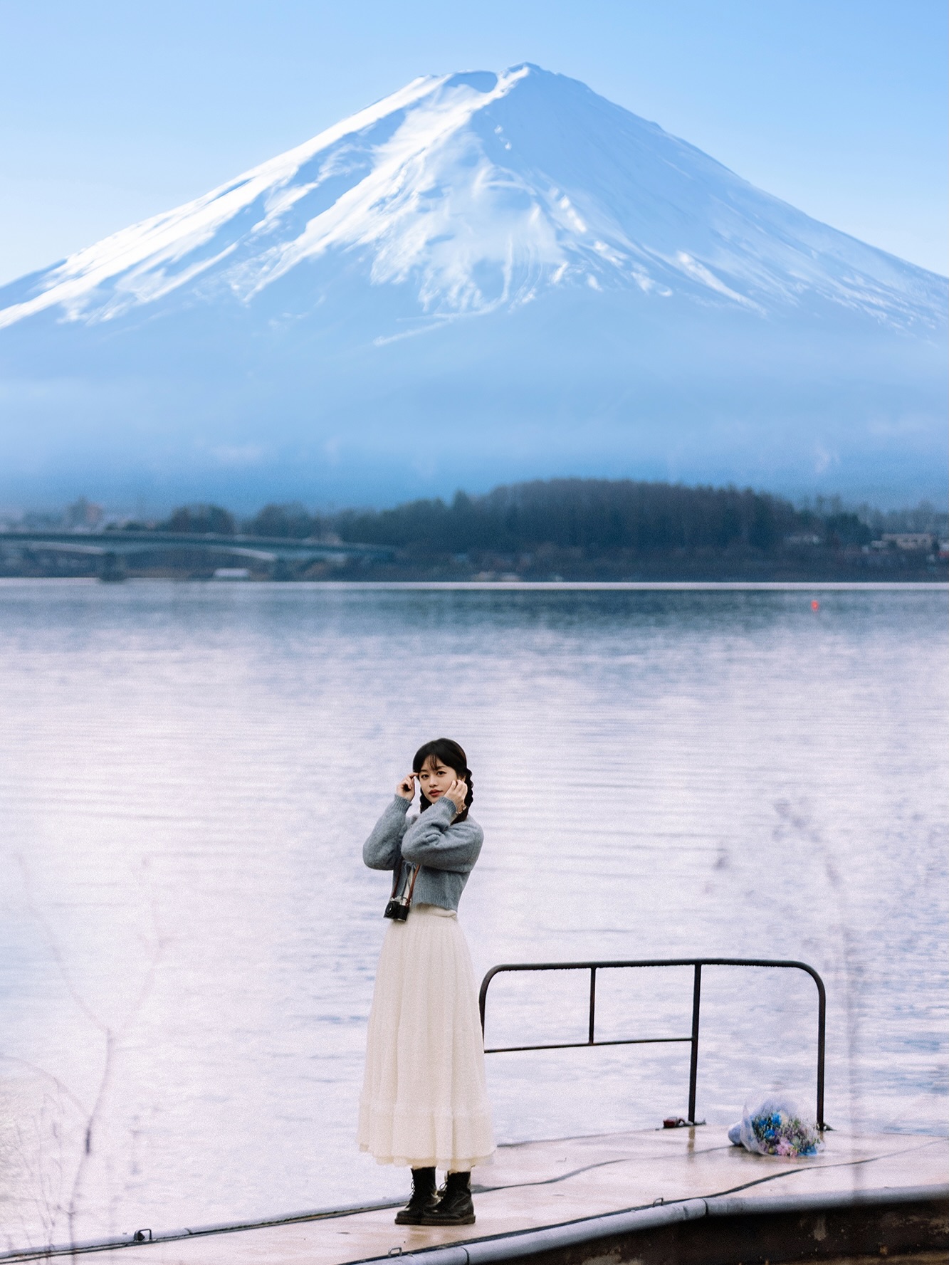 我在富士山下 不用查攻略的一天📸
很多人對富士山的第一反應是:
遠、貴、要看天氣、路線複雜、還要換車
但真正走進富士山腳下,
是安靜的街道、偶爾駛過的電車
還有在某個拐角、突然出現的雪頂
這一天,我開車帶你走🚙
不研究交通、不用查攻略、也不是趕點
而是光線剛好的時候,能停下來
人少的時候,多走一段
看到合適的路口,就下車拍幾張
你只要安心走,慢慢看
照片的事,路的事,我來
富士山很大
但好的一天 不該被時間表追著跑
#東京 #東京攝影師
#日本旅拍 #日本旅行✈️
#kimono #kimonophoto #familykimono
#japanphotography #sensojitemple
#東京 #富士山
#富士山🗻 #東京攝影師
#日本旅拍 #山中湖 #河口湖
#富士山攝影師 #富士山跟拍
#富士山包車
#kimono #kimonophoto #familykimono
#japanphotography #sensojitemple