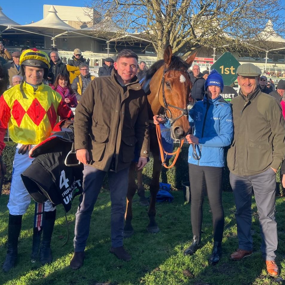 🥇 Triple Trade wins the Veterans Chase today @sandownparkracecourse under @brendanp1995
Well done to owners Simon G & Simon 👏🏻
@coralofficial
@dodsonhorrell