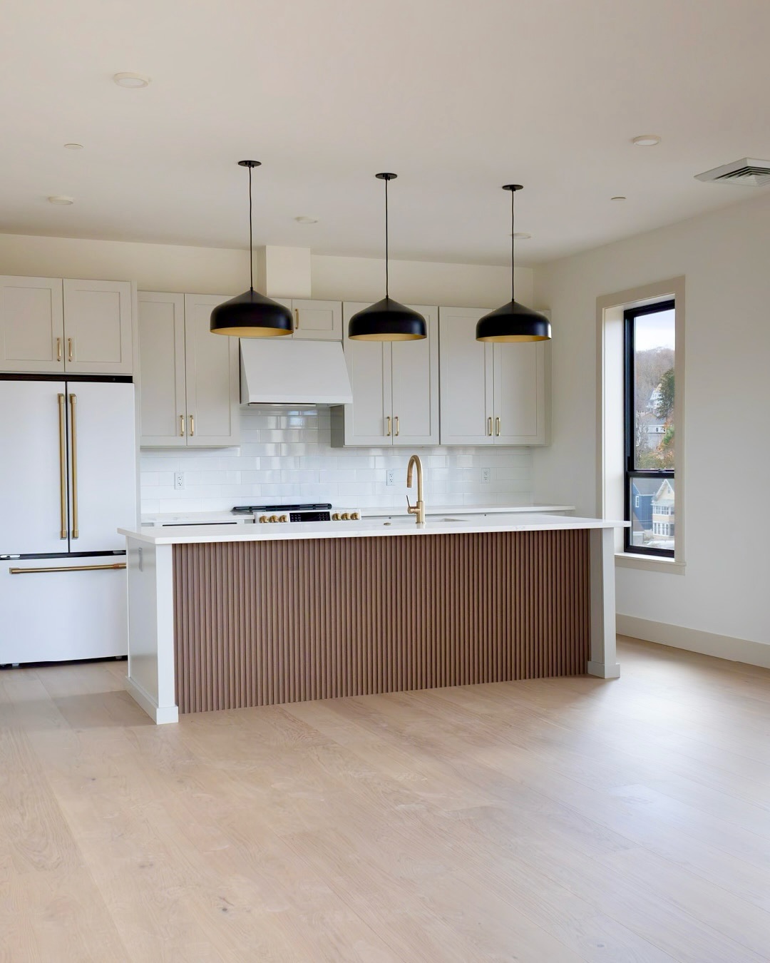 ✨OPEN HOUSE SATURDAY 11-2✨
1 & 2 bedroom units available at @majesticmillbrook, located at 1025 Mass Ave in Arlington.
▫️ Contemporary Finishes
▫️ GE Café Appliances
▫️ Elegant Bronze Hardware
▫️ Hardwood Floors Throughout
▫️ Private Outdoor Spaces
▫️ Community Roof Deck, Courtyard, and Garden
Fitness Center
▫️ And MORE!
DM or call today to schedule a private tour 📲781-570-9007
.
.
📸@tg26_photography
.
.
.
#luxurycondo #condoforsale #quality #newconstruction #1bedroom 2bedroom