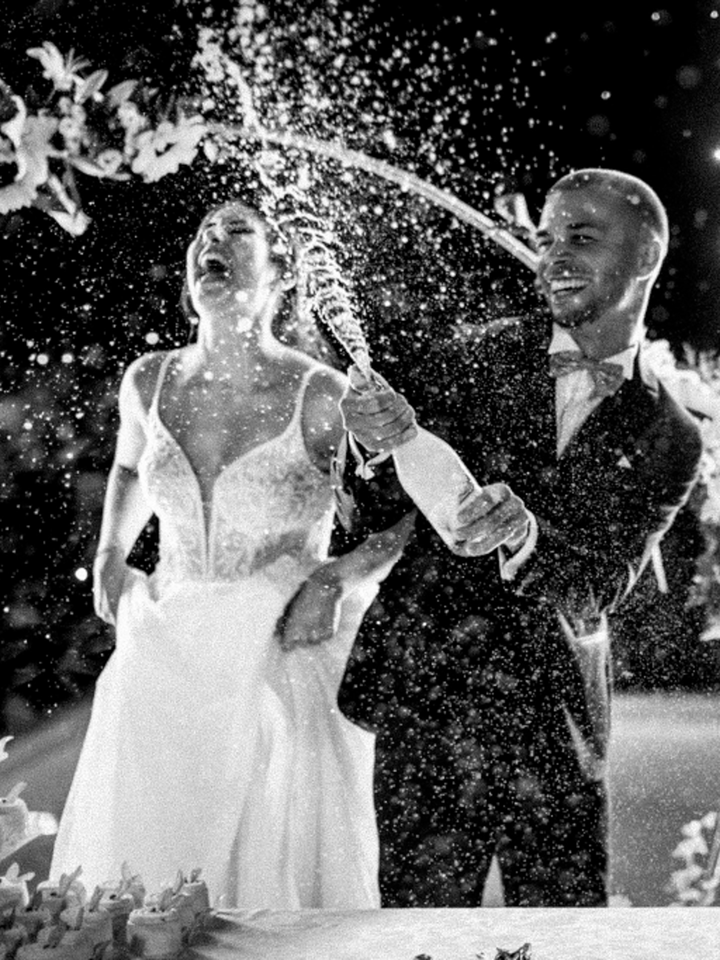 Ci sono cose del mio lavoro che non entrano in nessun contratto.
Quando, dopo il matrimonio, mi mandate le vostre foto,
le apro sempre con un’emozione particolare.
Con curiosità. Con affetto. Con quel senso di attesa bello, sincero.
Perché in quelle immagini rivedo non solo l’abito.
Rivedo incontri, prove, conversazioni.
Vedo famiglie, sorrisi, momenti condivisi.
Con molte di voi il rapporto non finisce il giorno del “sì”.
Resta nel tempo. In modo naturale, semplice.
Ed è una cosa che non smette mai di emozionarmi.
Grazie per ricordarvi di me.
Grazie per condividere questi momenti.
Per me è uno dei lati più veri e belli di questo lavoro.
— vostra Anna di HoneyMoon Italia
@marti.cali
@tenutavariselle
@diego_miscioscia
@modestobertotto_official
@matteo_seriolo_studio
@giada_gariazzo_mua
@dehair_di_deborah
@pasticceriapitti
@music_4_wedding
@alide_design
#honeymoonitalia #honeymoonsposa #realbride #yesido #matrimonio