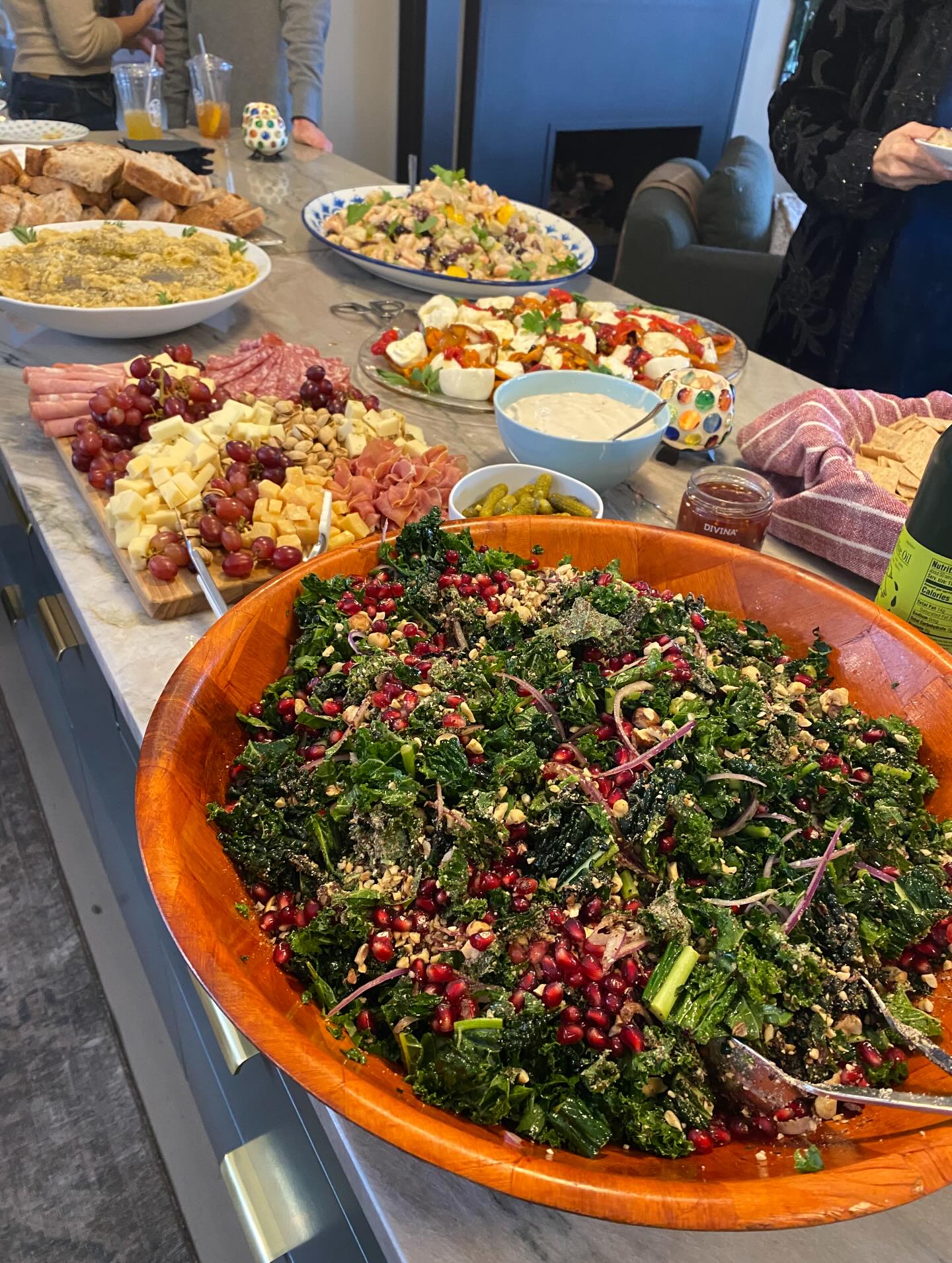 A very happy Birthday to Diane!! Celebrating with scrumptious food in a cozy home with friends and family ❤️❄️❤️❄️❤️❄️ Thank you for having us!
Preparing and serving up excellent food for your special celebration was a delight.
. @god_damn_thumbs 🙌 💪
.
What looks good to you?? 😌🍲❤️
.
.
#njprivatechef #Njcaterers