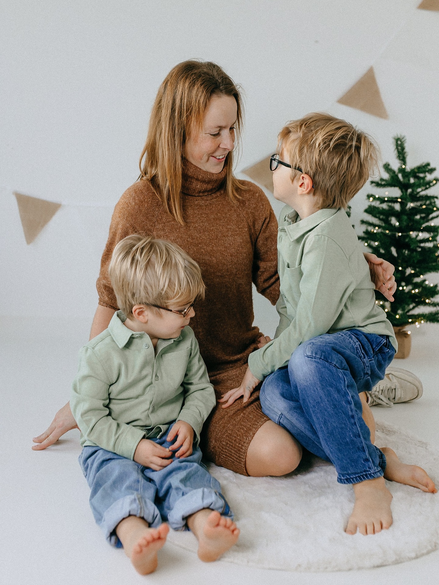 “.. Voor foto’s waar jij, als vrouw, als mama, óók op staat..” is al jaren mijn slagzin en mijn reden om te fotograferen.
Als mama maken we de foto’s en bewaren we de herinneringen… Maar wat zijn die waard als jij er zelf niet op staat?
Een ‘Dichterbij’ fotosessie is jouw moment. Met alle chaos, karakter en gekke momenten die je later doen glimlachen.
(Papa’s zijn niet toegelaten – en geloof me, they don’t mind.. en jij ook niet. Pak uw moment en boek een Dichterbij shoot 💛😏)
Goeie Moederdagcadeau ook. Kunt een hint niet vroeg genoeg laten vallen.