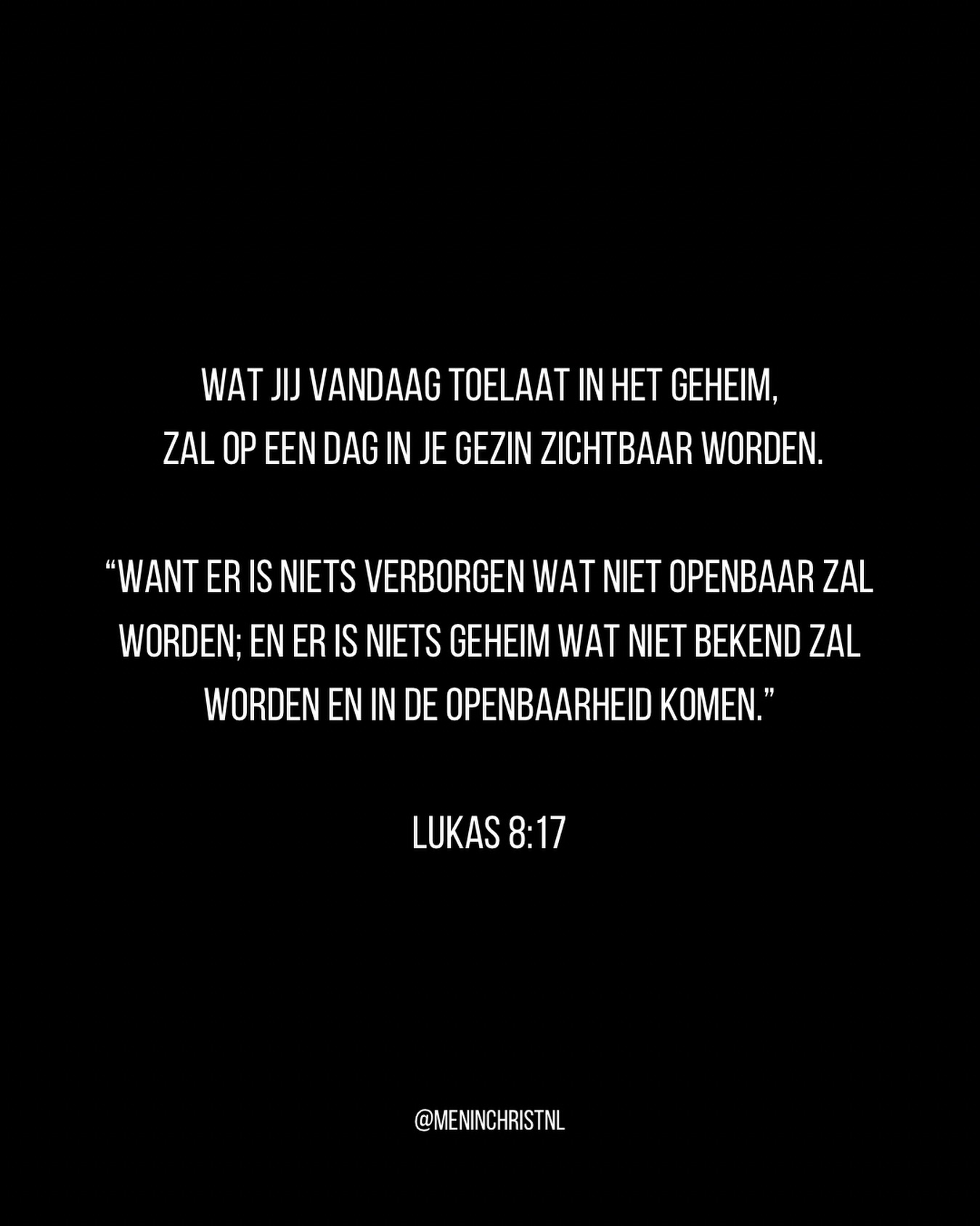 Veel mannen onderschatten wat verborgen zonde doet. Zonde die niet wordt beleden, blijft niet neutraal. Zij verhardt het hart, verstoort de gemeenschap met God en verzwakt het geestelijk leven. Wanneer zonde verborgen blijft, verdwijnt er vaak vanzelf vrijmoedigheid in het gebed, blijft stille tijd achter en zonder je beetje bij beetje af en wordt je vanzelf vatbaarder voor wereldse invloeden.
De Bijbel leert ons dat dit geen onschuldige zaak is. Het verbergen van zonde komt voort uit een gebrek aan godsvrees en een gebrek aan nederigheid. Waar nederigheid ontbreekt, ontstaat de gedachte dat we dit zelf moeten kunnen dragen. Dat is de voedingsbodem voor hoogmoed. Leven alsof wij geen verantwoording hoeven af te leggen en geen hulp nodig hebben. Hoogmoed sluit het hart af voor correctie, voor vermaning en uiteindelijk voor genade, terwijl God juist de nederigen genade geeft. (Jak 4:6) Deze houding blijft niet beperkt tot het innerlijk leven. Verborgen zonde werkt altijd direct of indirect door in relaties.
De Schrift roept ons op om zonde te belijden en ons te bekeren. In Jakobus 5:16 worden wij aangespoord om elkaar de overtredingen te belijden, opdat er genezing komt. In 1 Johannes 1:9 belooft God vergeving en reiniging aan hen die hun zonden belijden. Dit is een weg die God Zelf heeft aangewezen.
In het discipelen van mannen zie ik dit telkens opnieuw gebeuren. Wanneer zonden aan het licht komen en eerlijk worden beleden, ontstaat er vrijheid. Mannen ervaren dat een zwaarte van hen afvalt en dat er ruimte komt voor openheid, herstel en geestelijke groei. Alsof er iets wat hen en God stond weg is. Dit gebeurt omdat zij gehoorzaam worden aan wat God vraagt. En in Zijn wegen wandelen rust zegen.
God roept Zijn kinderen niet om met verborgen zonde te leven, maar om in het licht te wandelen. Bekering betekent dat zonde wordt erkend, verlaten en keren tot Christus. Alleen op die weg is er reiniging, herstel en werkelijke vrijheid.