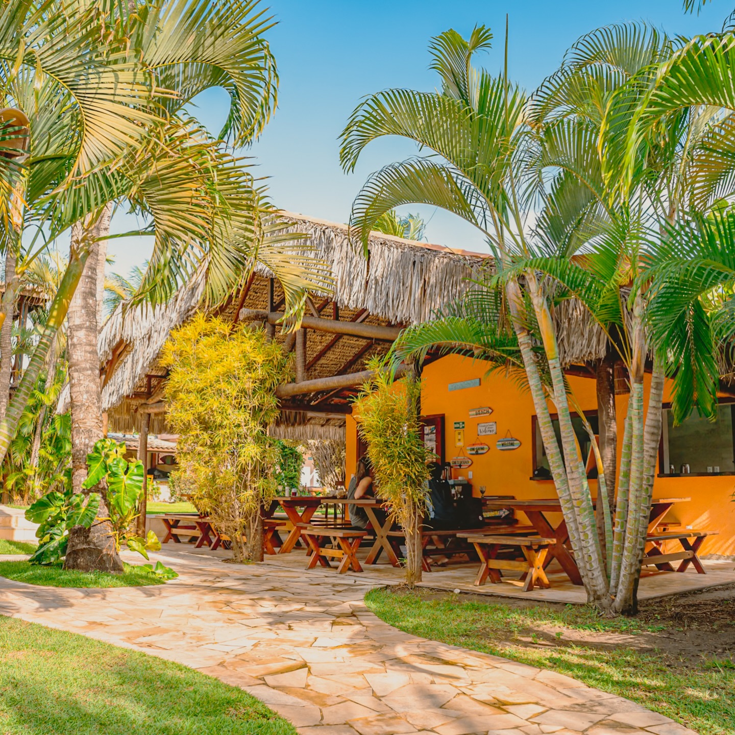 Bom dia do lugar mais lindo de Cumbuco.
Acorde com conforto, café da manhã incluso
e as melhores condições para Kitesurf e Wing Foil.
📍 Tudo no mesmo lugar. Tudo pensado pra você.
📩 Reservas e informações no link da bio.