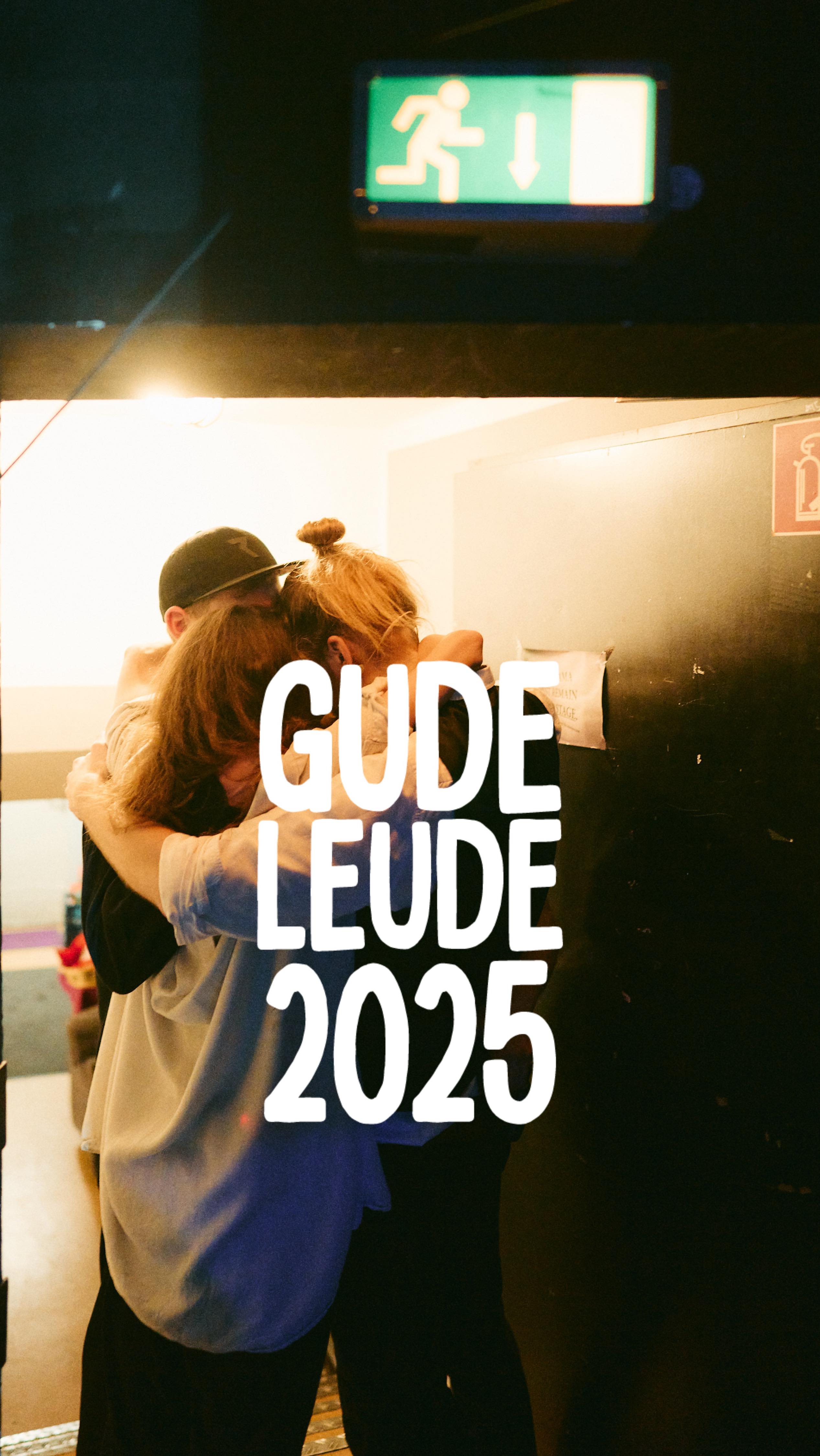 GUDE LEUDE 2025!
Das war ein GUDES Jahr.
Wir haben so viele tolle Menschen kennengelernt, so lustige Shows gespielt mit euch, so viel unterwegs gewesen.
So viel Geld für Miles ausgegeben. 😅
Waren das erste Mal auf der IKF.
Haben @luksan_wunder & @kiesslingkaffka kennengelernt.💖🥂
Haben unsere fantastische Agentin Kathrin Hermann @k_nnamreh getroffen, die unser Leben seit dem bereichert und erleichtert. 💖
Hatten einen super Crazy @improvisionsongcontest mit unseren liebsten @selbstausloeser_impro, mit @danielmueller.schauspieler und @danoclock 💖
Waren auf Norderney, im @kulturkraftwerk Goslar, im @ursprung_rostock, Lemgo, Herten, Burbach, Warendorf und und und und natürlich in unserem geliebten @senftoepfchen_theater, wo wir im März unsere Premiere mit GUDE LEUDE vs. KI feiern durften. 💖
Neue Plakate und sweete Fotos mit @hallomarvin geshoooted.💖
Und zum Ende Jahres ein Weihnachtsprogramm gebastelt, das all unsere Erwartungen übertroffen hat.
2025 war wild. 2026 wird noch wilder. Es wird getourt und gespielt und vor allem wirds GUD!
Danke an alle die mit uns über uns lachen.
Kussi auf Bauchi💖
Eure liebsten 3 Bros und 1 Hoe von GUDE LEUDE💖
GUDEN RUTSCH!
•
#gudenrutsch #rückblick #gudeleude2025 #gudeleude #gudeleudeimpro