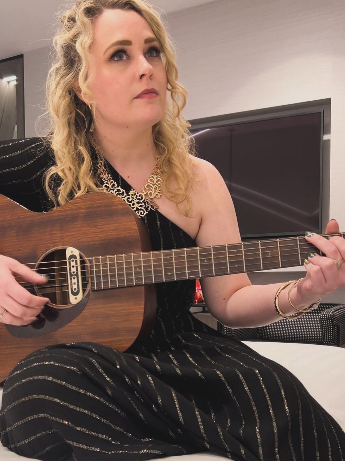 Brisbane-via-Cairns singer and writer Talitha Jae has released ‘Ada’, a bare bones beauty that pulls at every heartstring. A song for anyone who has known the ache of infertility, miscarriage, and the fragile hope that follows loss.
We chatted to Tee about the song and ongoing vulnerability behind her music. Interview up on Waxx now.
#talithajae #waxxlyrical🔥heatseeker