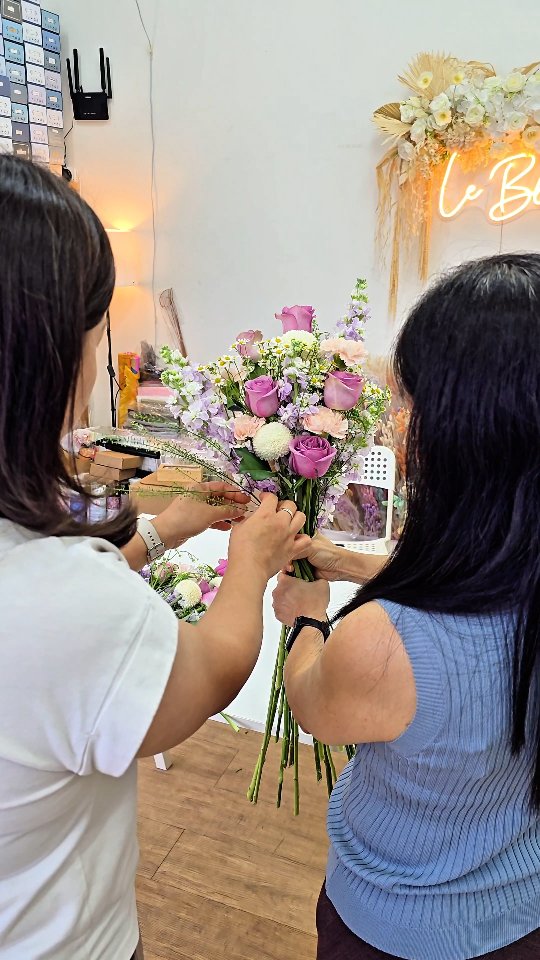 Korean-style Fresh Flower Bouquet Workshop- 4 Nov
.
DM or whatsapp us @ 94232010 / 85717679 for more information
.
#leblancflorist #leblancfloristworkshop #flowerlesson #flowerbouquet #sgfloral sgflowers sgshopping henspartysg sgcrafters sgflorist workshopsg sgworkshop supportlocal sgevents craftedinsg sgmakers sgonlineflorist flowerworkshopsg 花束 網上花店 花 花店 꽃 韩式花艺 花艺课程 花艺