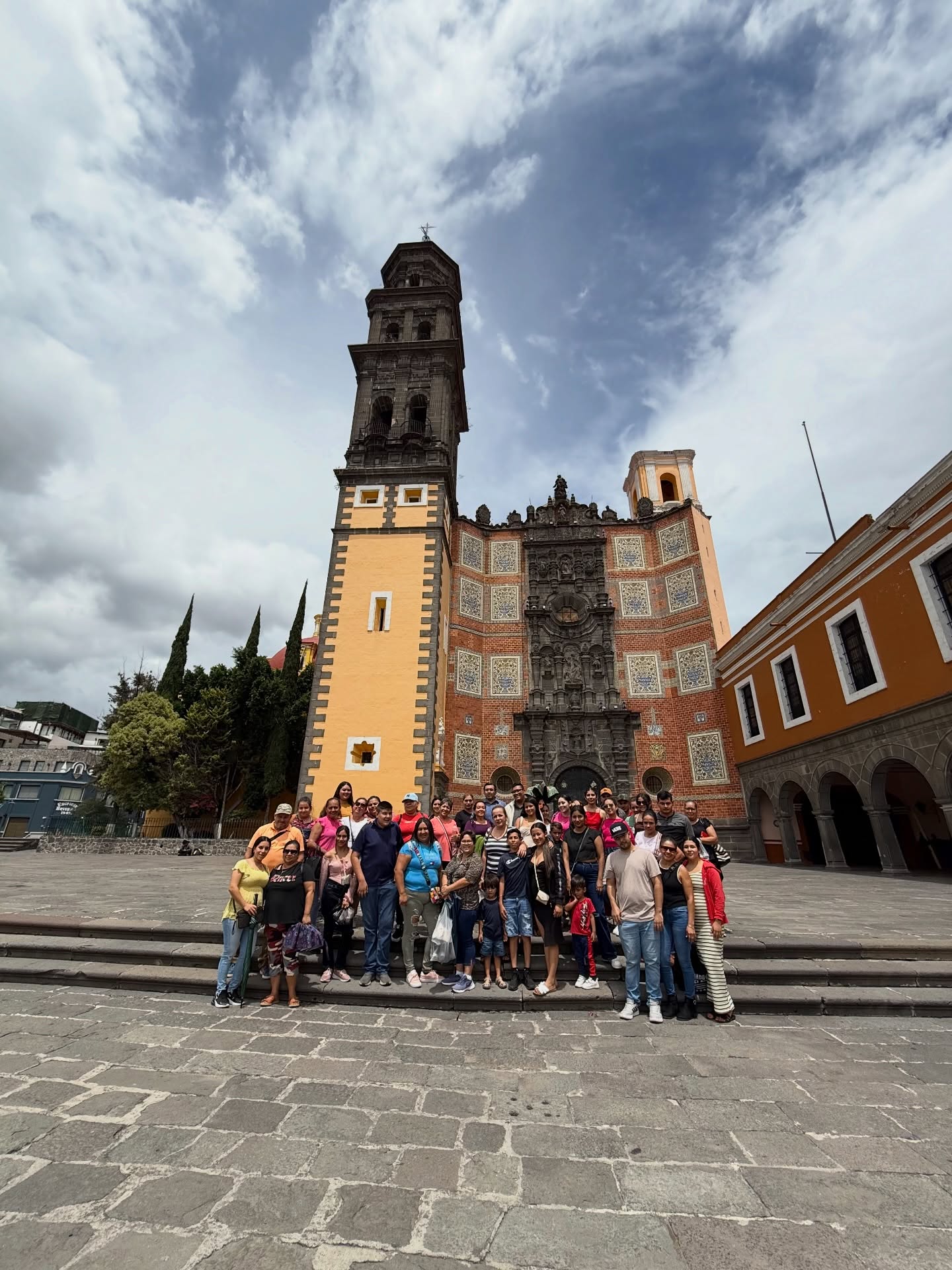 Arrancamos el año diciendo GRACIAS 🥹💛
Gracias a quienes madrugaron sin quejarse (mucho),
a quienes dijeron “solo voy a tomar una foto” y terminaron con 500,
y a quienes confiaron en nosotros para conocer Puebla.
Ustedes hacen que Tours en Puebla no sea solo un proyecto,
sino una colección de risas, historias y recuerdos.
Este año… vengan más, viajen más y enamórense aún más de Puebla 🌄✨ Y de nuestro hermoso país. Si viajaste con nosotros, gracias infinitas 🙌
Si aún no… ¿qué estás esperando? 😏