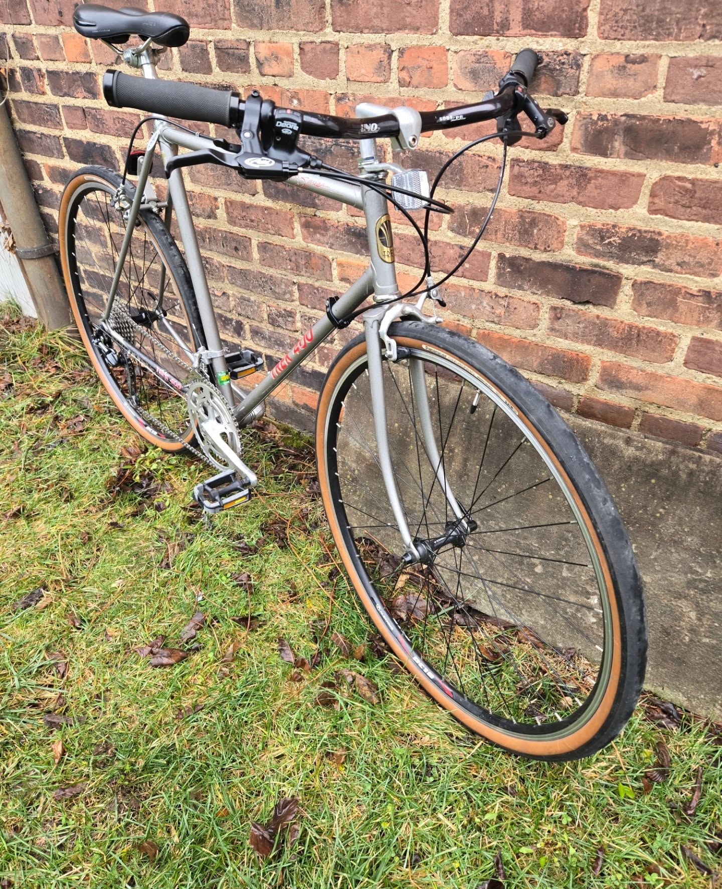Very cool neo-retro build on this mid-80's Trek 400! Shimano 9-speed drive train, updated Alex wheelset, 38mm Panaracer tires and an upgraded cockpit bring this vintage beauty up to speed. Available now along with many more custom vintage builds. These bikes compliment our new bike offerings from @khsbicycles and @konabikes. If you're thinking about an upgrade or an addition to your stable, don't sleep on these. They don't typically stick around long.