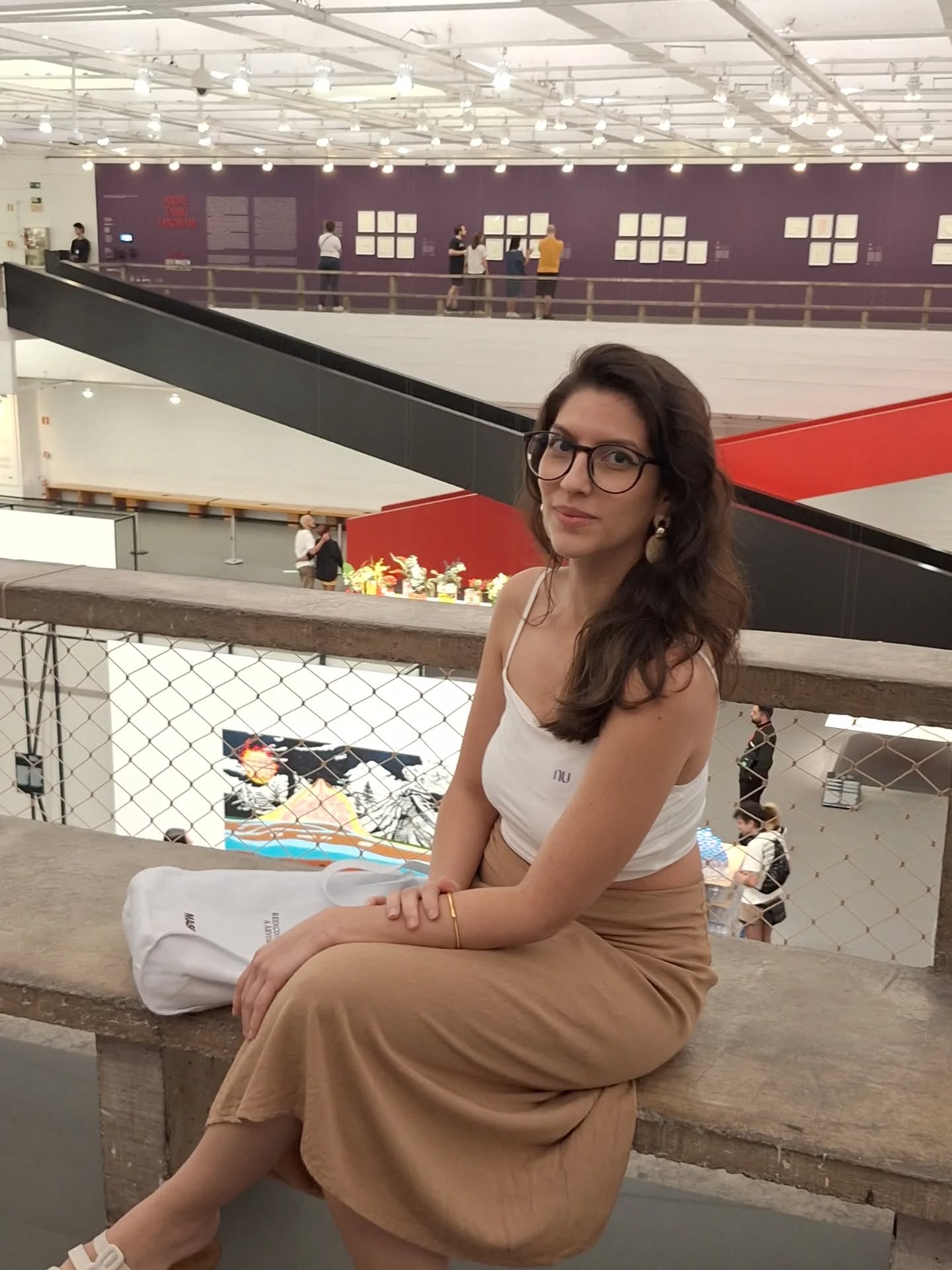 Eu só me interesso pelo que me atravessa emocionalmente. Se algo não faz sentido por dentro, meu corpo não se apega. Sempre fui assim.
Preciso sentir para aprender. Preciso compreender o porquê para conseguir seguir o como.
Durante muito tempo, achei que isso fosse uma falha minha, algo como dispersão, falta de esforço, exigência demais. Mas hoje, sendo psicopedagoga e arteterapeuta entendo que é meu ritmo interno.
Quando algo me sensibiliza, eu vou fundo. E quando vou, sou prática, objetiva, inteira. Mas sem sentido emocional, não há movimento possível.
Uma criança imaginativa, criativa, mas que não cabia em modelos rígidos. Não era incapacidade, era falta de alma no processo.
Hoje, como adulta e profissional, sei que aprender, ensinar e cuidar não é só método. É vínculo, escuta e afeto.
Talvez você também se identifique assim...
Desejo que nesse ano de 2026 vocês possam se encontrar na própria jornada. E estou aqui para ajudar nesse encontro. 🌱
Imagens dessas férias extremamente necessária e cheia do que amo, sensibilidade. ✨️