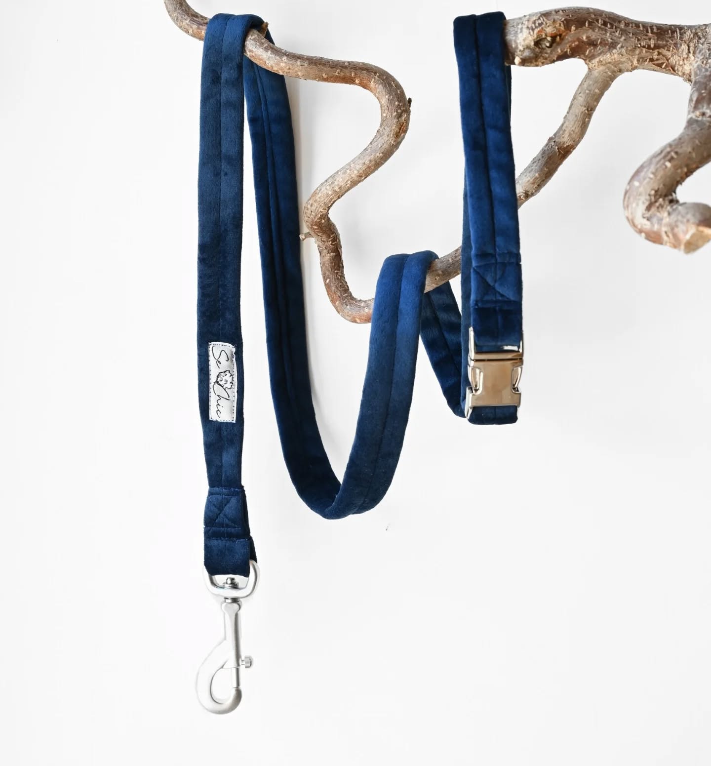 Blue vibes 💙 Se Chic Hundeleine in Blau 🐾
Jetzt entdecken👉 www.sechic.it
#SeChic #Hundeleine #Blau #Pflegeleicht#handarbeit