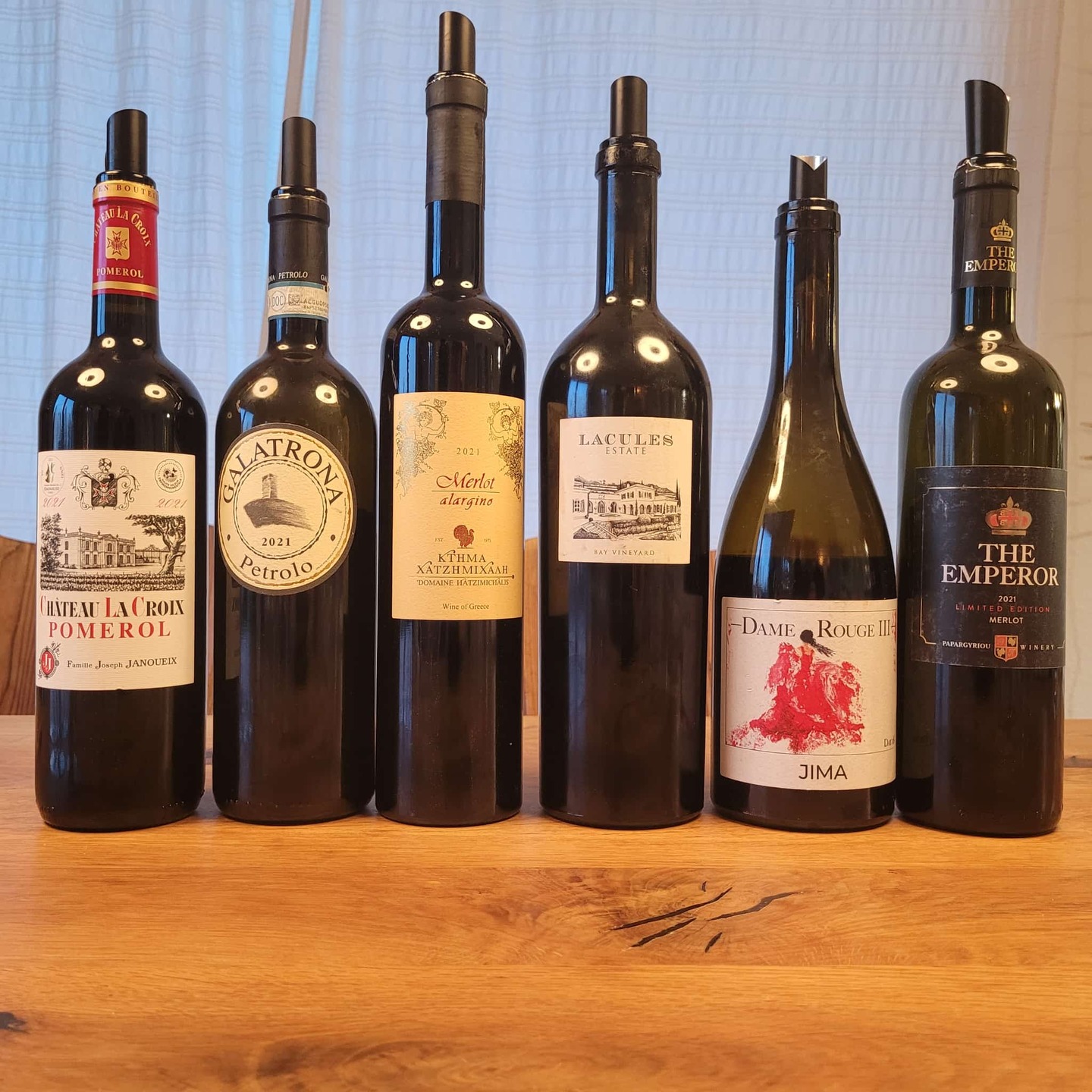 2021 Merlot: How Does Greece Compare? 🍷🇬🇷
2021 was brutal for Merlot in Bordeaux. A devastating late April frost wiped out up to 90% of yields in some areas. What followed wasn't better: a wet summer created ideal conditions for mildew and brought diluted grapes into many cellars. Cabernet Franc and Cabernet Sauvignon ripened more evenly and saved many cuvées. For Merlot, results were often inconsistent – light, sometimes hollow wines.
In Greece, 2021 told a different story. The summer was hot and dry, with no disease pressure. Grapes came in healthy, with excellent phenolic ripeness and deep color extraction. Yields were down 10–15% due to heat stress, but smaller berries delivered intensity and concentration.
I wanted to put this to the test. How would Greek Merlots from 2021 stand up against international benchmarks? The tasting included six wines:
🍷 Château La Croix 2021 – Pomerol (90% Merlot, 10% Cab Franc)
🍷 Galatrona 2021 – @petrolo_winery (100% Merlot, Tuscany's benchmark)
🍷 Merlot Alargino 2021 – @domainehatzimichalis (100% Merlot, Atalanti Valley) - a wine I've had in several vintages and that always convinced me
🍷 Lacules Estate Merlot 2021 – @lacules_estate (100% Merlot, Messinia) - the 2018 has been the best Greek Merlot I've tasted so far
🍷 Dame Rouge III 2021 – @jima.winery (90% Merlot, 10% Cab Franc, partial appassimento)
🍷 The Emperor 2021 – @papargyriouwinery (95% Merlot, 5% Cab Franc, 15% alcohol) - rated 95+ points by us in 2023
Over the next couple of days, I'll share my notes on each wine.
#GreekWine #Merlot #Pomerol