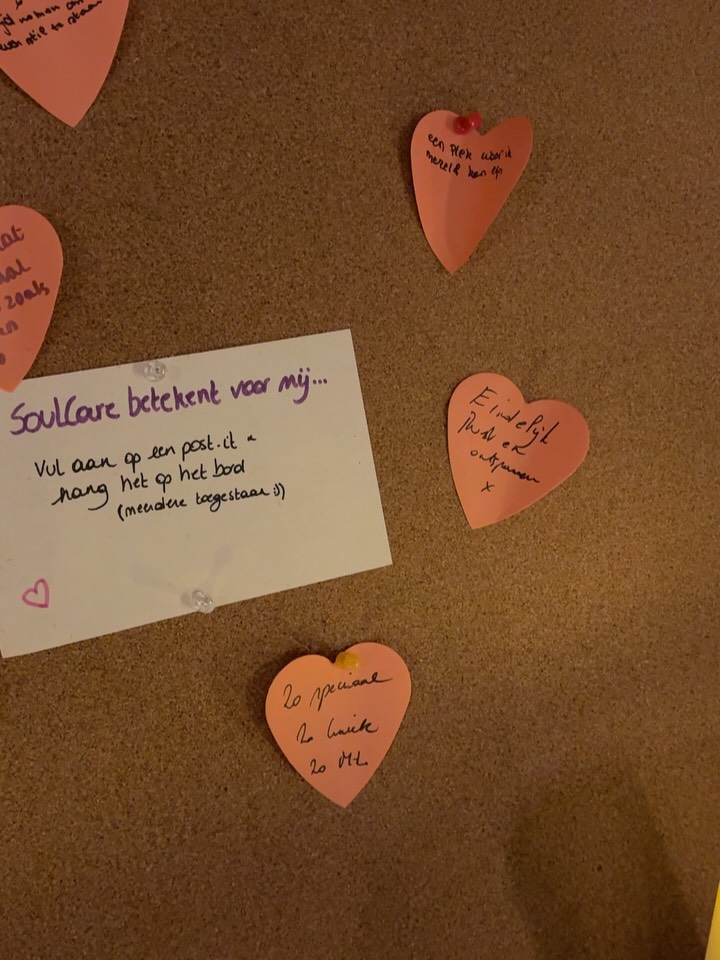Exact een maand geleden vierden we 2 jaar SoulCare! 🎉
Ik organiseerde dit moment in de eerste plaats voor de verbondenheid met alle mensen die de voorbije twee jaar op mijn pad kwamen en mee het SoulCare verhaal schreven. Voor de vriendschappen, de connecties en de warme community die organisch is gegroeid.
Maar ook omdat ik sinds dit jaar nog dieper voel hoe belangrijk het is om het leven écht te vieren en eren. Twee jaar SoulCare was dus het perfecte excuus om warme mensen samen te brengen. En of dat gelukt is! ☺️
Het werd een namiddag vol warmte, vriendschap, liefde, herinneringen ophalen, toekomstplannen en dankbaarheid voor waar we vandaag staan.
Twee jaar geleden startte ik als student-ondernemer met één aanbod: massages. Mijn visie was simpel maar krachtig: “Mensen terug in hun lichaam brengen en meer innerlijke rust laten voelen.”
Vandaag, twee jaar later, is SoulCare uitgegroeid tot een veelzijdig aanbod dat gegroeid is uit ervaring, opleidingen en levensgebeurtenissen. Ik bied nog steeds massagetreatments aan, maar ook wekelijkse YOGAMOMENTS, yoga-nidra avonden, kleinschalige wellbeing events, transformatieve ademsessies, relaxatiesessies, op maat gemaakte trajecten én binnen- en buitenlandse retreats.
En vooral: een prachtige, groeiende community van mensen die bewust stilstaan bij zichzelf: voor meer vrijheid in hun hoofd, lichaam en leven.
Ondernemen gaat niet altijd vanzelf. Ik leer mezelf door en door kennen via de spiegels die op mijn pad verschijnen. Het vraagt niet-zo-sexy innerlijk werk, veerkracht, doorzettingsvermogen en voldoende rust om te blijven bewegen. En hoewel het soms uitdagend is om hulp te aanvaarden, besef ik steeds meer dat ik dit niet alleen hoeft te dragen.
Maar ondanks alles zou ik dit avontuur voor geen goud willen inruilen. 💗
Op naar nog vele SoulCare jaren! ✨
Tot slot wil ik twee sponsors bedanken voor hun mooie bijdragen aan het 2 jaar SoulCare event:
🤍 @yugenkombucha – voor de lekkerste kombucha
🤍 @lochtinck – voor de heerlijkste zuurdesem kaneelrollen
Dankjewel voor jullie vertrouwen in mij en mooie samenwerkingen.