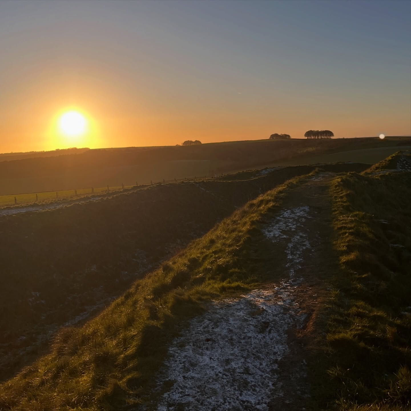 A beautiful afternoon walk atop the hill fort at Barbury Castle. A dusting of snow, blue skies and fresh air to blow away the cobwebs. Glorious!
#wiltshire #barburycastle #countrylife