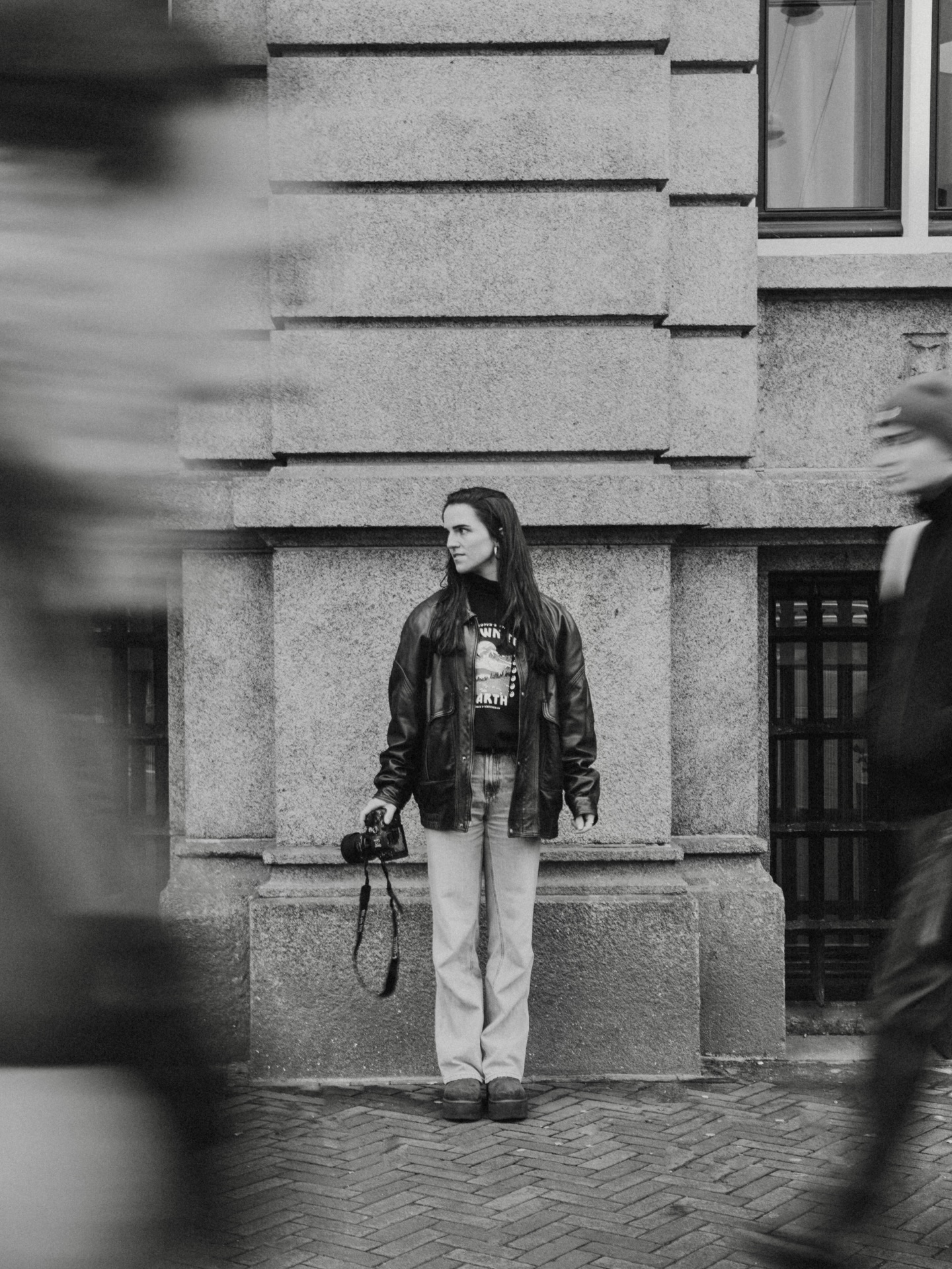 2025๐ฅ
Iedereen keurig op tijd met een mooie recap van 2025, Emily komt er natuurlijk iets te laat mee. Maar ik heb daar een goede reden voor: ik zit nog helemaal in mijn babybubbel ๐ซง๐. De afgelopen weken waren intens, maar ik heb vooral enorm genoten van onze kleine Florรฉ en wat doet ze het goed!
Tegen al mijn klanten van 2025 wil ik zeggen: bedankt! Door jullie heb ik dit jaar prachtige beelden mogen schieten die voor altijd dierbaar zullen zijn. Dit was een jaar om in te lijstenโจ.
Een aantal bijzondere hoogtepunten:
Januari: mijn eigen studio/kantoor gebouwd en ingericht
Februari: winterse fotoshoots, waaronder รฉรฉn van mijn zwangere vriendin โ๏ธ
Maart: eerste bruiloft van het jaar & erachter gekomen dat ik zwanger was! ๐คฐ๐ฝ
April: een geweldige bruiloft op Ibiza
Mei: mijn 30ste verjaardag gevierd op de boot met al mijn lieve vriendinnen & een nieuwe baan bij de Belly Sisters in het atelier
Juni: vele mooie bruiloften mogen fotograferen ๐ธ
Juli: zelf op de foto met een beginnend buikje voor de zwangerschapsaankondiging & de zwarte cross en wie hadden we per ongeluk meegenomen? ๐
Augustus: op kanovakantie naar Zweden met mijn vriendin & weer vele bruiloften
September: model gestaan voor andere fotografen, ook wel eens goed om te doen!
Oktober: alle laatste shoots en bruiloften geรซdit en afgerond
November: verlof! Babyshower, nieuwe gezinswagen en de laatste klusjes in huis afgerond
December: de komst van onze dochter Florรฉ. Na een zware bevalling nu heerlijk aan het genieten van dit nieuwe leven als gezin๐
Ik heb weer zin in het aankomende jaar! Zo dankbaar dat ik al geboekt ben voor 15 bruiloften. Benieuwd hoe dit jaar gaat verlopen met een kleine meid erbij en met nog een groot project dat eraan zit te komen, waar ik hopelijk snel meer over kan delen๐คฉ.
Door mijn nieuwe baan bij de Belly Sisters neem ik een stuk minder shoots aan, dus boek je shoot op tijd!
Happy New Year โจ๐๐
En wie weet tot snel in 2026!