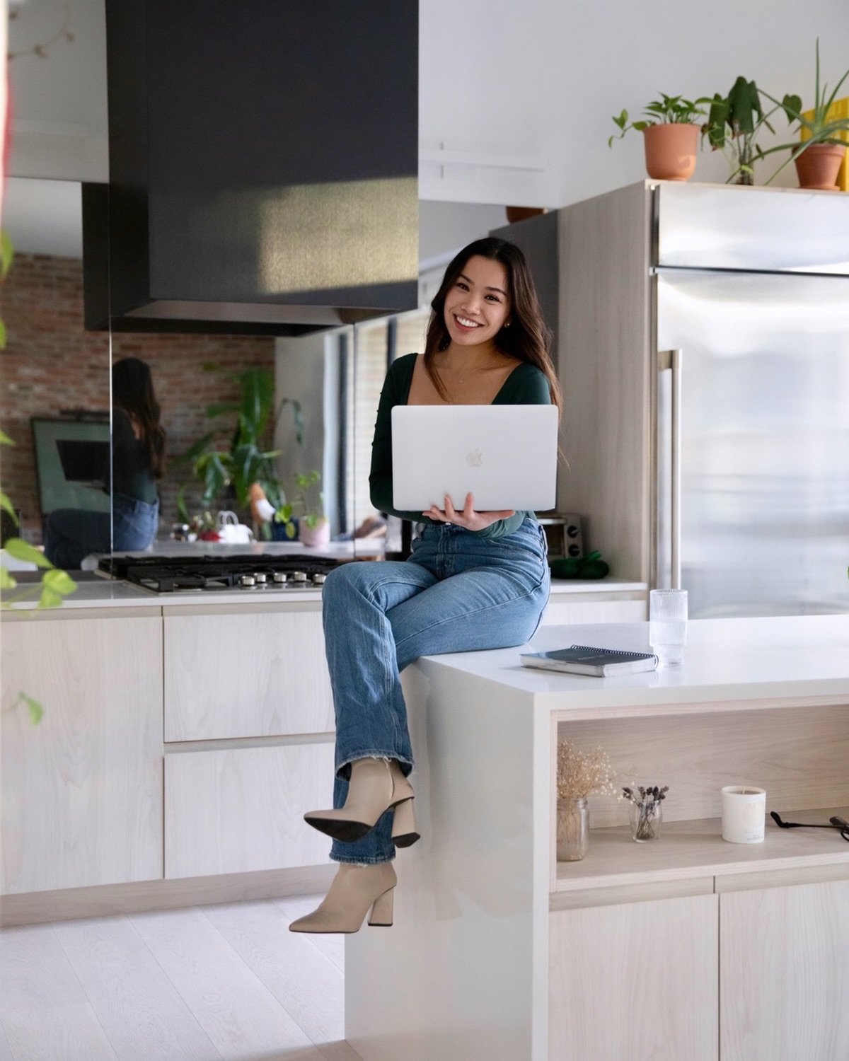 ๐ก ๐๐๐๐ ๐
๐จ๐ซ๐๐๐๐ฌ๐ญ ๐๐จ๐ซ ๐๐ ๐๐๐๐ฅ ๐๐ฌ๐ญ๐๐ญ๐ ๐๐๐ซ๐ค๐๐ญ
๐ ๐ฆ๐๐๐๐ฆ ๐๐๐ง๐๐ฉ๐๐ง๐ฌ
After weaker sales in 2025, a gradual recovery is expected in 2026, with sales forecast to rise approximately 10โ13% as buyers come off the sidelines due to improved confidence and slightly better affordability.
๐ท๏ธ ๐ฃ๐ฅ๐๐๐๐ฆ
Home prices are expected to remain relatively stable with modest appreciation, rather than rapid growth, as improved sales activity is balanced by healthier inventory levels.
๐๏ธ ๐๐ก๐ฉ๐๐ก๐ง๐ข๐ฅ๐ฌ
The market is expected to become more balanced, as demand increases while supply remains closer to long-term norms
๐ฆ ๐ฅ๐๐ง๐๐ฆ
The Bank of Canada is expected to hold its policy rate steady for much of 2026, assuming inflation remains under control, resulting in mortgage rates that are stable or only slightly lower than recent years.
DM to connect and get your pre-approval started for your 2026 purchase, renewal or refinance โบ๏ธ