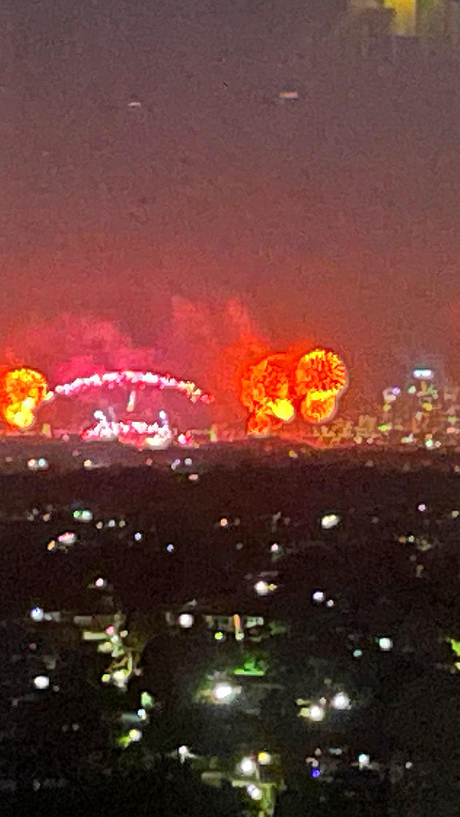 Happy New Year from all of us @floral_devine to the #World Sydney welcomes #2026 #sydneyflorist #happynewyear #sydneynewyearfireworks