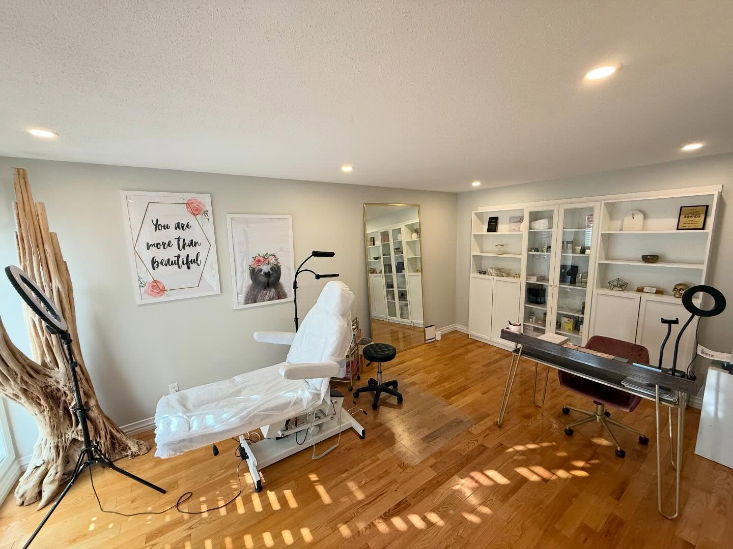 New year, new studio glow-up ✨ This shelving completely transformed my space and I’m obsessed with how warm, functional, and elevated it feels.
Details matter - whether it’s a single hair stroke or a custom built feature.
Thoughtfully designed and beautifully executed by @csconcepts.ca 🫶 Thank you for bringing this vision to life!
I’m excited to welcome you all into this space in 2026!