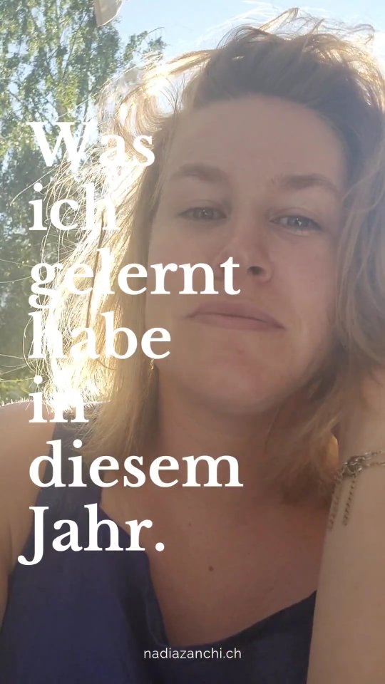 Was ich (unter anderem) aus diesem Jahr für mich mitnehme:
🩷Ich habe nie zu wenig Zeit. Ich setze nur die falschen Prioritäten. Ich kann mein Leben selbständig planen. Task streichen, Verpflichtungen abgeben und Verantwortung teilen, wenn es nötig ist. Neue Lösungen suchen, wenn es eng wird und immer wieder entscheiden, was mir wirklich wichtig ist.
🧡Enttäuschung findet bei mir statt. Dieses Gefühl kann mir niemand nehmen und auch niemand anderes ist dafür verantwortlich. Ich selbst habe mich getäuscht. Aufgrund zu wenig Kommunikation. Aufgrund von Erwartungen an Menschen, die auf meiner eigenen Realität basieren.
💛Ich kann mich auf meine Intuition verlassen. Mein sogenanntes Bauchgefühl ist, seit ich denken kann, immer eine gute Beraterin. Dieses Urvertrauen ist in mir drin und schafft ganz viel Resilienz im Alltag und lässt mich oft gute Entscheidungen treffen.
💚Alte Freundschaften sind gold. Mein 40ster Geburtstag liegt hinter mir und ich habe in diesem Jahr so sehr gespürt, wie wertvoll langjährige Wegbegleiter:innen sind. Kein Erklärungsbedarf, keine Ausreden, nur Wohlwollen und unzählige gemeinsame Erinnerungen.
💙Krafttraining ist die beste Ergänzung zu Yoga. Und ich habe es tatsächlich geschafft, es zu Ende des Jahres in meinen Alltag zu integrieren. Es tut gut, es stärkt von innen und lässt mich meinen Körper nochmals anders wahrnehmen. Mehr davon im 2026!
🩵Ich bin und bleibe ein Sommerkind. Für immer und ewig. Ich habe den Winter jetzt 40 Jahre lang getestet und mag ihn immer noch nicht.
❤️Meine Lieblingsmenschen sind mein Zuhause. Das fühle ich immer mehr. Mein Sohn, mein Mann, meine Familie. Unglaublich viel Liebe für diese grossartigen Menschen, die mich auf meinem Weg begleiten.
💫Auf bereichernde Erfahrungen und viel Leben im 2026💫
💫Happy New Year, ihr Lieben💫
#growing
#newyear
#reflection
#lifelonglearning