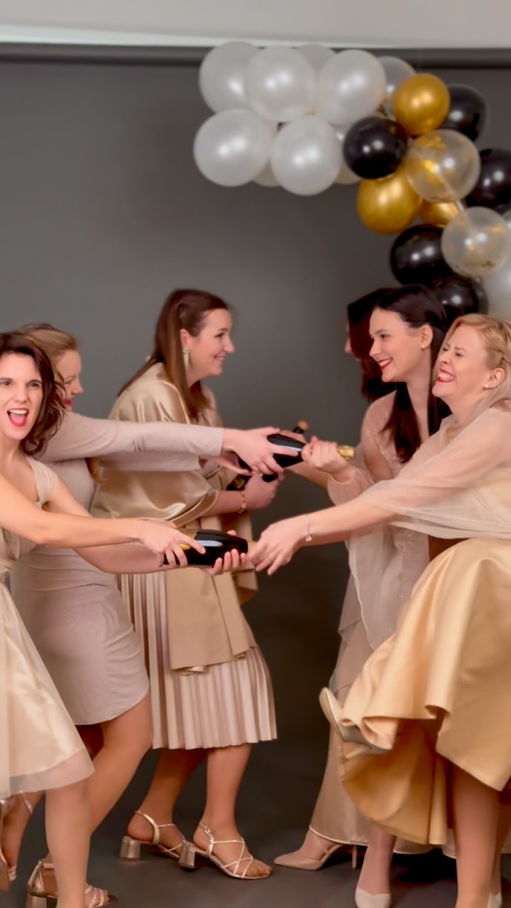 Če je bilo leto 2025 dobro – naj bo 2026 še boljše. 🤩
Če je bilo težko – naj bo 2026 lahkotno. 🥳
Če je bilo povprečno – naj bo 2026 noro dobro! 🥰
Dragi naši poslušalci, hvala, ker ste z nami.
Naj vam novo leto prinese ogromno razlogov za nasmeh in še več glasbe 🎶
Srečno 2026! 🥂
Vaše Polka Mädels 💖