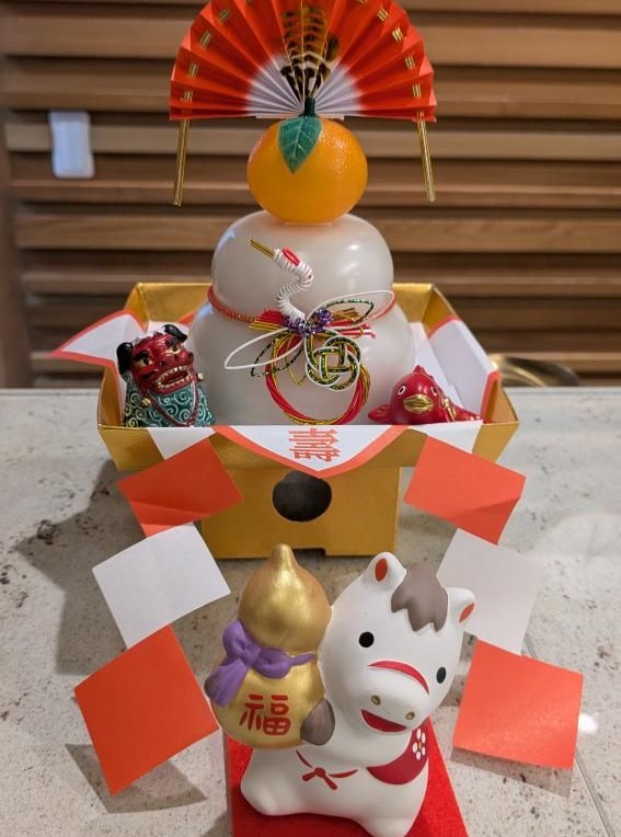 🐎Welcome to the year of the horse🐎
Here on the first picture you can see a Mochi daidai 🍊
The citrus placed atop kagami mochi for Japanese New Year symbolizes family prosperity and longevity. Daidai fruit stay on the tree as new ones grow, representing generations continuing.
Kagami mochi is believed to welcome the New Year deity (Toshigami-sama), bringing health and good fortune. Today, daidai is often replaced with easy-to-eat mikan, but the meaning remains the same, wishes for happiness, harmony, and a thriving family in the year ahead 🎍
======================
Where elegance meets adventure, and every stay feels like home.
📩 contact
contact.hostel-osaka@meishin-group.co.jp
☎ 06-4301-5466
======================
#newyear #笑門 #hostelvibes #travelmemories #hostelosaka #backpacker #traveljapan #traveler #japanosaka #journey #meettheworld #travelphotography #travelphoto #besthostel #osakatrip #民泊 #ınstagood #photooftheday #picoftheday #follow #amazing