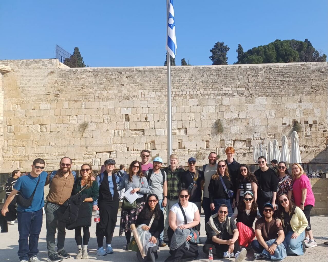 Shabbat shalom from our Birthright Volunteer groups 💙 @hasifriya_blake_st @mindfulrabbi