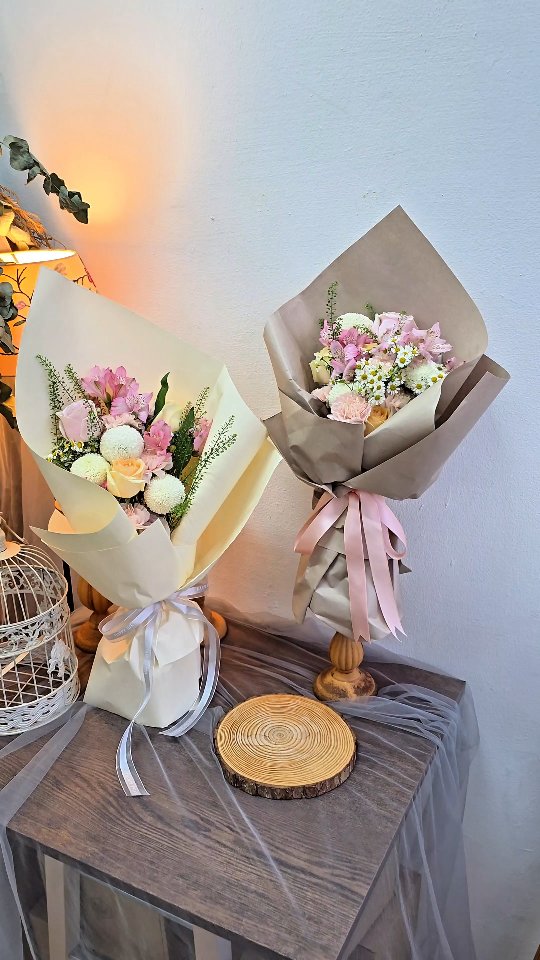 Korean Style Diagonal Wrapped Bouquet Workshop (Fresh Flowers) - 3 Nov
.
DM or whatsapp us @ 94232010 / 85717679 for more information
.
#leblancflorist #leblancfloristworkshop #flowerlesson #flowerbouquet #sgfloral sgflowers sgshopping henspartysg sgcrafters sgflorist workshopsg sgworkshop supportlocal sgevents craftedinsg sgmakers sgonlineflorist flowerworkshopsg 花束 網上花店 花 花店 꽃 韩式花艺 花艺课程 花艺