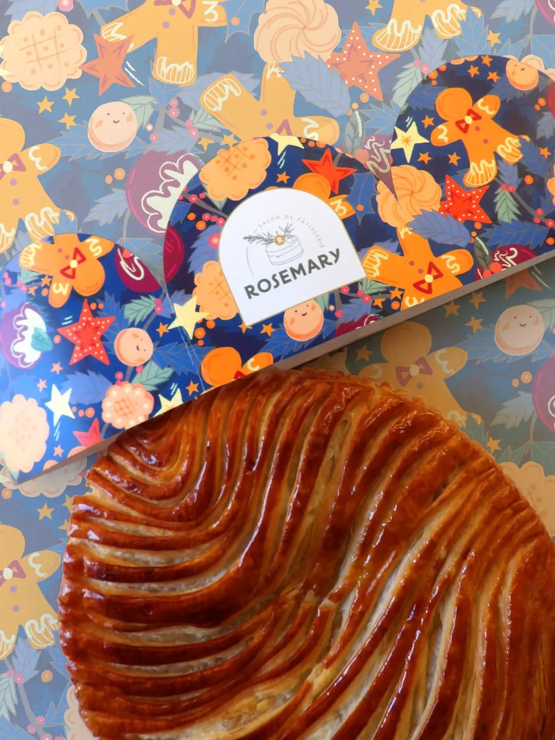 POV : Tu fais un motif pour habiller la couronne des galettes des rois de @rosemary_patisserie 😁
Évidemment, je n'ai pas pu résister à la mettre en scène avec une galette frangipane réalisée par mes soins 😜
Dedans j'y ai même glissé une fève citrouille de @mathilde_potaufour_ceramique 😍
Pour déguster des galettes merveilleuses, espérer gagner des fèves sublimes de @cassandrebouillyceramics et surtout vous parer d'une couronne de compèt'... C'est le moment chez @rosemary_patisserie ! 🫠
Vous m'enverrez une petite photo de votre coiffe ? 😏
#couronnegalette
#tildenantes
#lucillepattern #rosemarypatisserie #designproduct