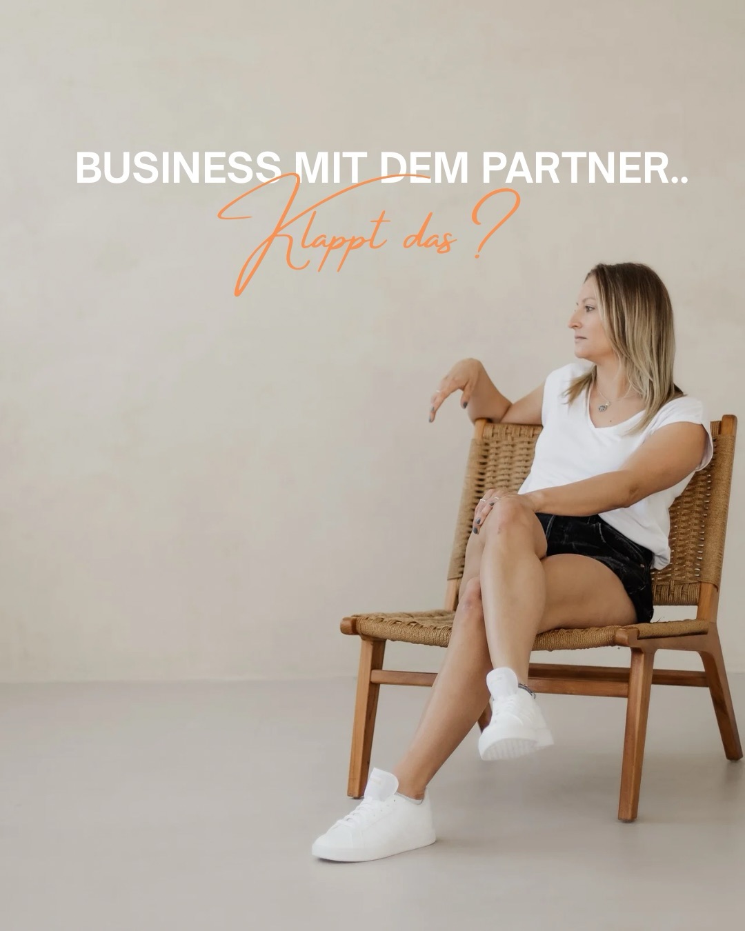 Business mit dem Partner? Eine Frage der Aufgaben und des Vertrauens.
Ich bringe Struktur rein, mache die Planung, kümmere mich um Accounting, Social Media, Content und Sichtbarkeit.
Er? Hat das lokale Know-how, kennt sich mit dem Bau aus, handelt mit Landbesitzern, Handwerkern und Bauleitern.
Zwei komplett verschiedene Welten und genau das ist unsere Stärke.
Aber - man muss auch lernen, den anderen machen zu lassen, selbst wenn man es anders machen würde. Vertrauen, auch wenn’s mal holprig läuft.
Feedback geben, ohne zu verletzen.
Kritik annehmen, ohne dichtzumachen.
Wir arbeiten jeden Tag daran - ehrlich, direkt, manchmal hitzig, meistens lösungsorientiert.
Abends ist dann (theoretisch 😅) Schluss mit Business Talk.
Wir versuchen bewusst, die Grenze zu ziehen: kein „Wie war dein Call?“ mehr beim Dinner. Klappt nicht immer, aber es wird besser.
Was ist deine größte Herausforderung, wenn du mit jemandem arbeitest, der dir nahesteht?
Teile gern deine Erfahrung in den Kommentaren, ich bin gespannt auf eure Perspektiven!