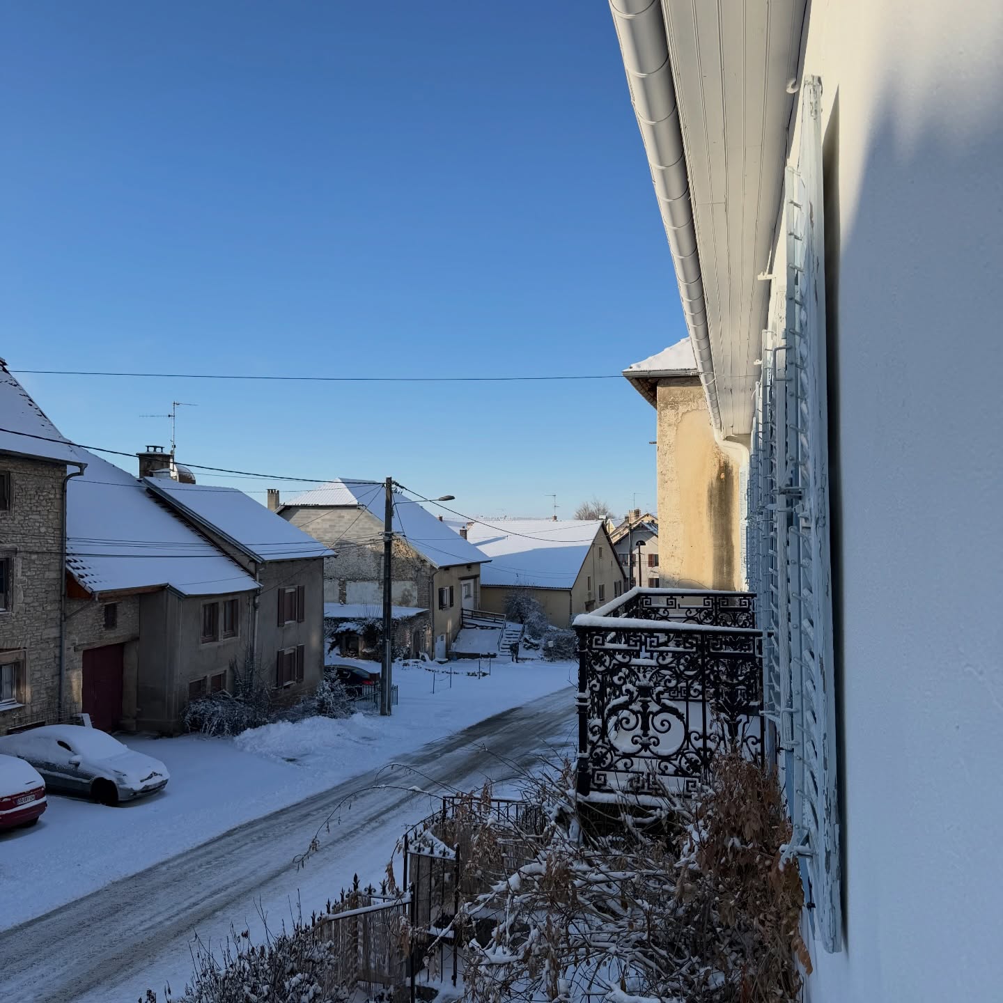 ❄️ Le Pays horloger sous la neige ❄️
8 cm de poudreuse ce matin au réveil, un grand soleil d’hiver, et le silence feutré de la nature endormie… Des conditions idéales pour chausser les raquettes et s’évader dans les paysages préservés du Parc naturel régional du Doubs horloger. Entre forêts enneigées et clairières scintillantes, chaque pas est une invitation à redécouvrir la magie de notre territoire.
#doubstourisme #randonnéehivernale #chambresdhotes #parcnaturelrégional